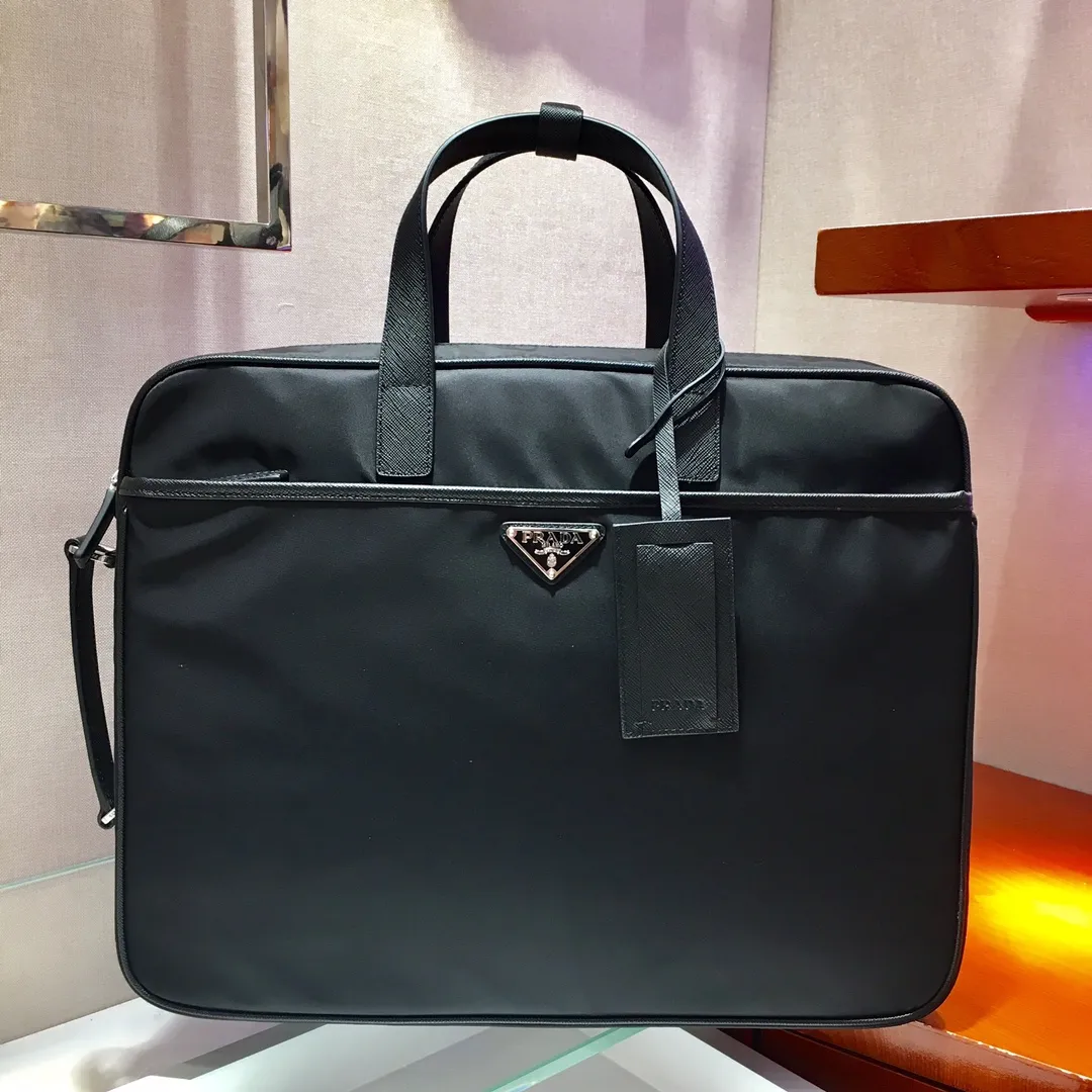 💰1660🎉Exclusive first release🎉 2VE015 multifunctional briefcase/backpack👍👍Made of imported nylon material and Saffiano cross-grain cowhide, detachable and adjustable nylon shoulder straps, external zipper laptop bag, back pocket, 2 double shoulder straps can also be hidden inside, can be used as a backpack👏👏This simple and fashionable design is suitable for business people, and can be used for different occasions. It can be used not only as a document bag but also as a backpack, one bag for both purposes👍👍. Super functional👍👍, worth owning😘😘length 40x height 31x bottom 11👏👏👏💰💰💰
