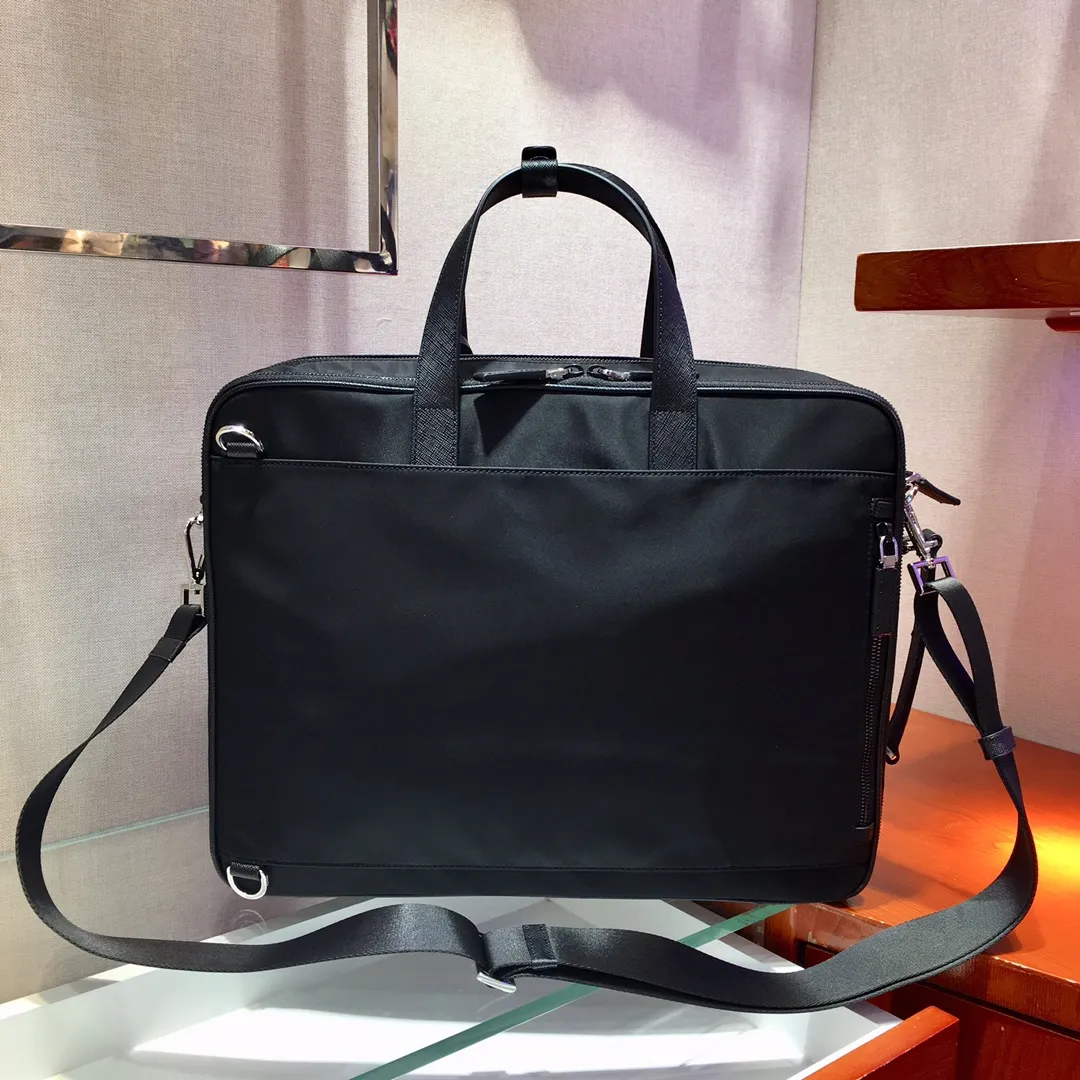 💰1660🎉Exclusive first release🎉 2VE015 multifunctional briefcase/backpack👍👍Made of imported nylon material and Saffiano cross-grain cowhide, detachable and adjustable nylon shoulder straps, external zipper laptop bag, back pocket, 2 double shoulder straps can also be hidden inside, can be used as a backpack👏👏This simple and fashionable design is suitable for business people, and can be used for different occasions. It can be used not only as a document bag but also as a backpack, one bag for both purposes👍👍. Super functional👍👍, worth owning😘😘length 40x height 31x bottom 11👏👏👏💰💰💰