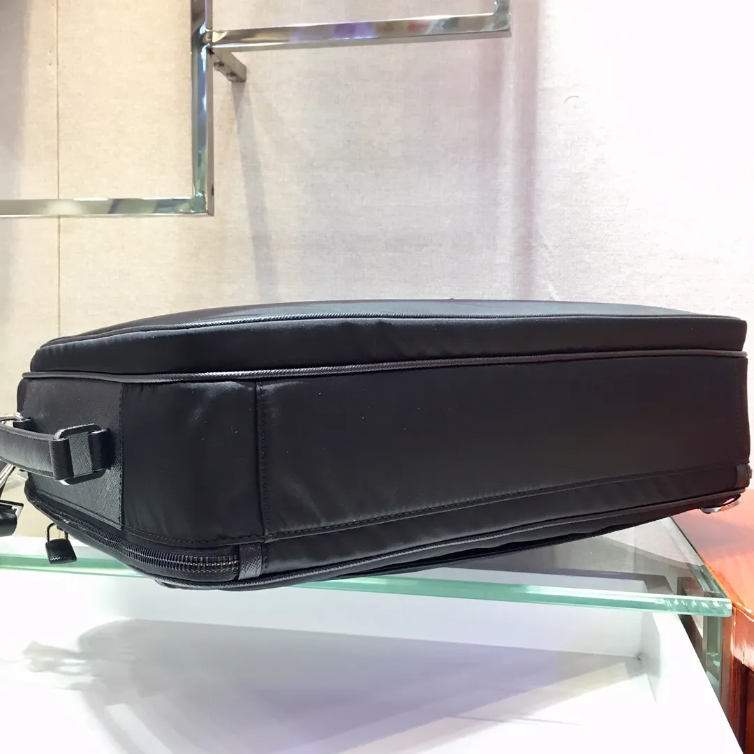 💰1660🎉Exclusive first release🎉 2VE015 multifunctional briefcase/backpack👍👍Made of imported nylon material and Saffiano cross-grain cowhide, detachable and adjustable nylon shoulder straps, external zipper laptop bag, back pocket, 2 double shoulder straps can also be hidden inside, can be used as a backpack👏👏This simple and fashionable design is suitable for business people, and can be used for different occasions. It can be used not only as a document bag but also as a backpack, one bag for both purposes👍👍. Super functional👍👍, worth owning😘😘length 40x height 31x bottom 11👏👏👏💰💰💰