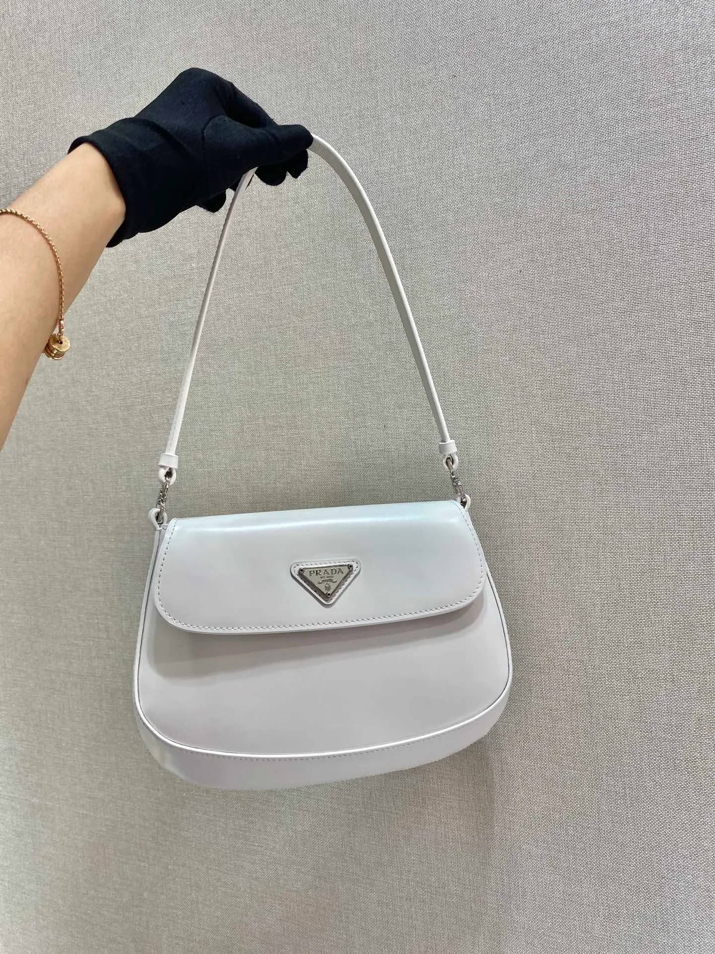 💰1120🎉New armpit bag🎉New second-hand armpit bag😘😘 This year's popular flip-top second-hand armpit bag has always been very popular. The whole leather is delicate and smooth. The special-shaped bag design is cool and fashionable. The capacity is sufficient. It is light and can be packed. It is perfect without being outdated. The retro feel concave shape is another popular style among Internet celebrities. 🙊🙊 Style number: 1BD311 Length 23x Height 18x Bottom 4cm
