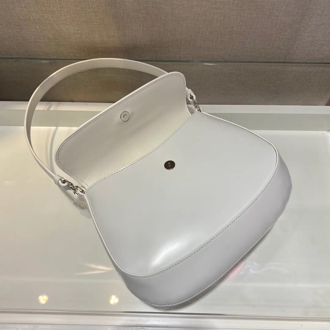 💰1120🎉New armpit bag🎉New second-hand armpit bag😘😘 This year's popular flip-top second-hand armpit bag has always been very popular. The whole leather is delicate and smooth. The special-shaped bag design is cool and fashionable. The capacity is sufficient. It is light and can be packed. It is perfect without being outdated. The retro feel concave shape is another popular style among Internet celebrities. 🙊🙊 Style number: 1BD311 Length 23x Height 18x Bottom 4cm