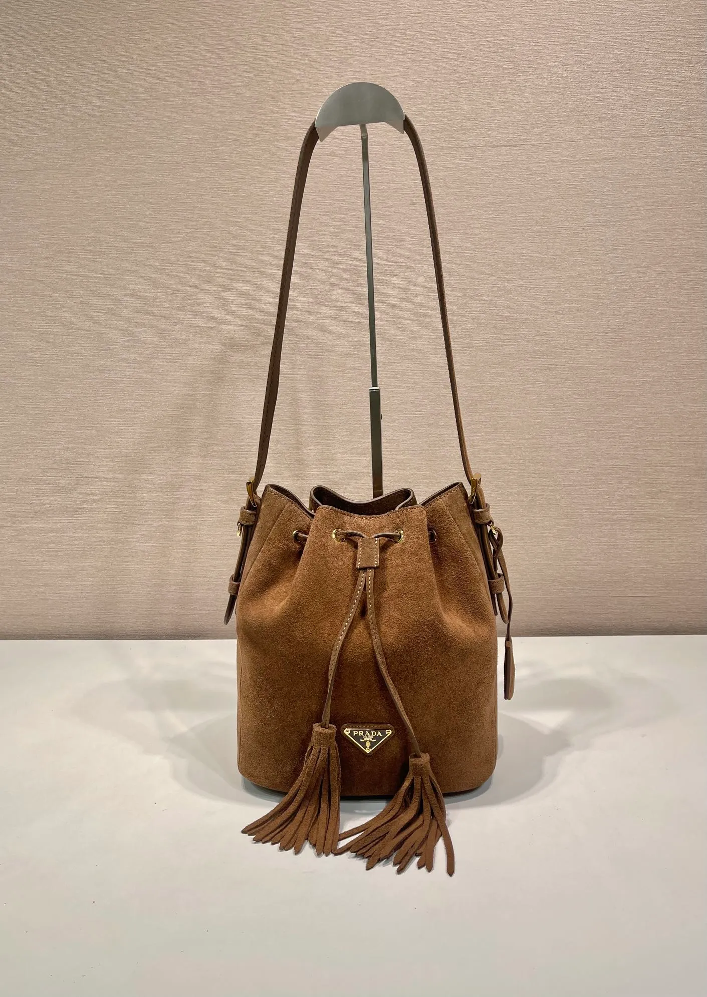 💰1400🎉New bucket bag🎉1BE079 suede leather🎉🎉 This flexible and easy-to-wear bucket bag has a minimalist design and is made of soft suede leather. The shoulder straps are adjustable, and the front panel is designed with 2 tassels. It has a large capacity space, and the upper body effect is fashionable. It is a must-have in winter and is worth owning👏👏👏 Length 25x Height 22x Bottom 13cm🎉🎉🎉👏👏👏