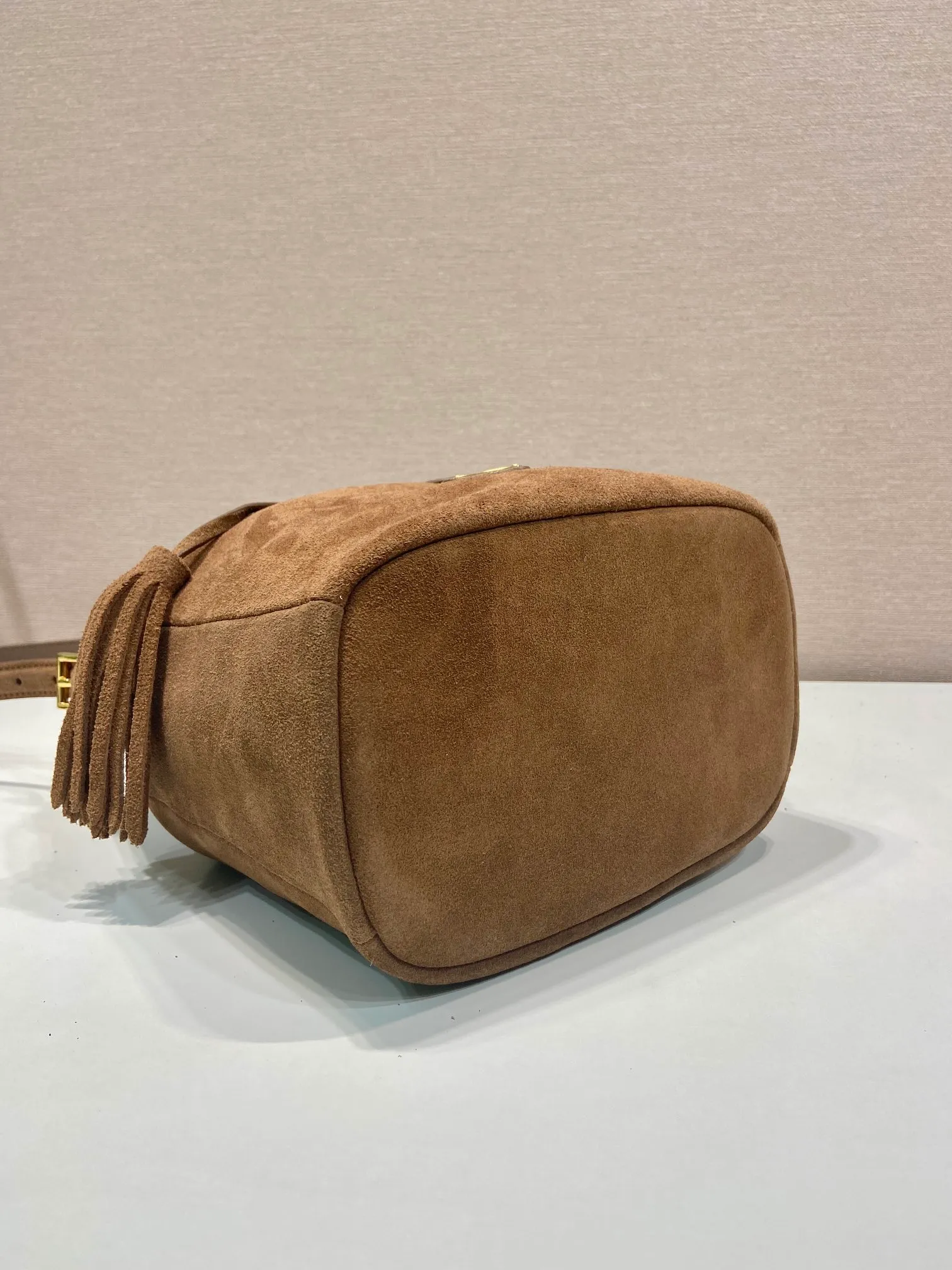 💰1400🎉New bucket bag🎉1BE079 suede leather🎉🎉 This flexible and easy-to-wear bucket bag has a minimalist design and is made of soft suede leather. The shoulder straps are adjustable, and the front panel is designed with 2 tassels. It has a large capacity space, and the upper body effect is fashionable. It is a must-have in winter and is worth owning👏👏👏 Length 25x Height 22x Bottom 13cm🎉🎉🎉👏👏👏