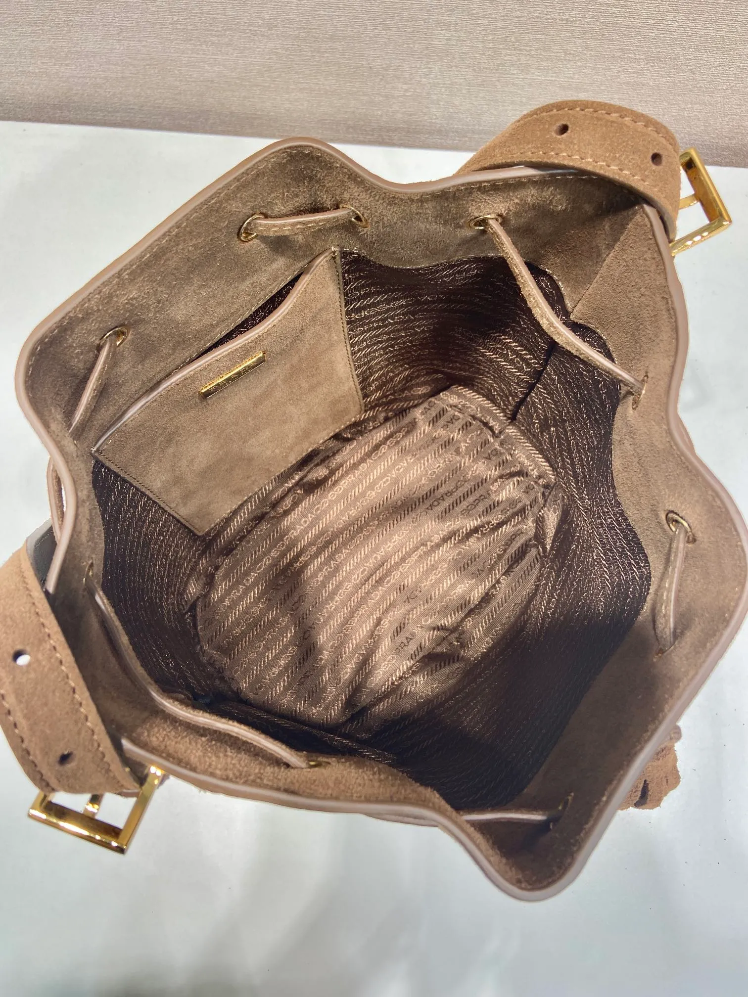 💰1400🎉New bucket bag🎉1BE079 suede leather🎉🎉 This flexible and easy-to-wear bucket bag has a minimalist design and is made of soft suede leather. The shoulder straps are adjustable, and the front panel is designed with 2 tassels. It has a large capacity space, and the upper body effect is fashionable. It is a must-have in winter and is worth owning👏👏👏 Length 25x Height 22x Bottom 13cm🎉🎉🎉👏👏👏