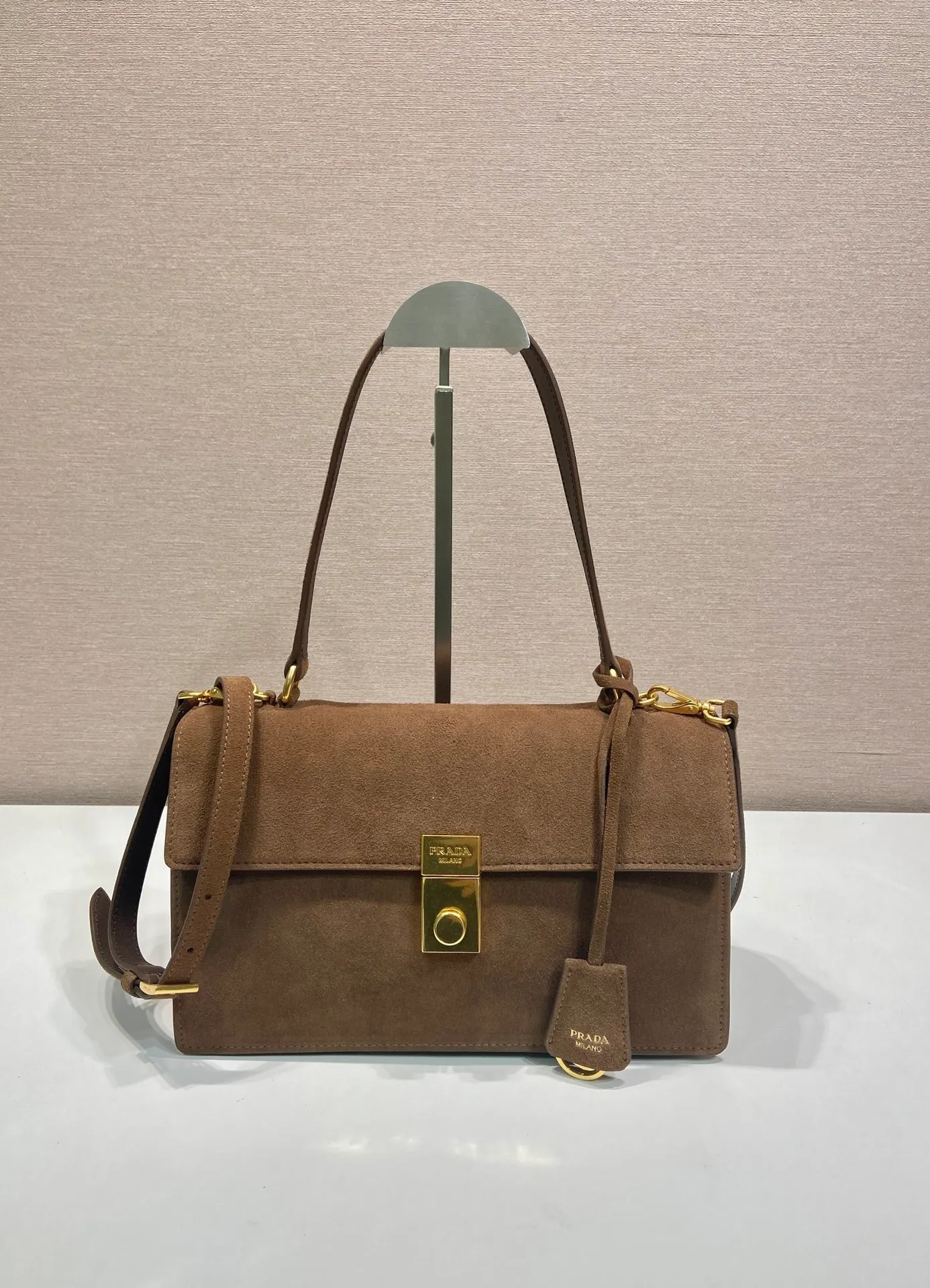 💰1500🎉New catwalk model🎉1BN023 suede leather🎉🎉 This new Soft Sound handbag is made of imported suede leather and soft sheepskin interior. It has ample space, is chic and versatile. Equipped with a detachable long shoulder strap and two compartments, it can be carried by hand or on the shoulder. 😘Shows diverse and fashionable styles. The upper body effect is so classy, ​​I love it😘, it’s another popular model for internet celebrities, babies, hurry up and get it🎉🎉 Length 28x Height 16x Bottom 10cm🎉🎉🎉👏👏👏