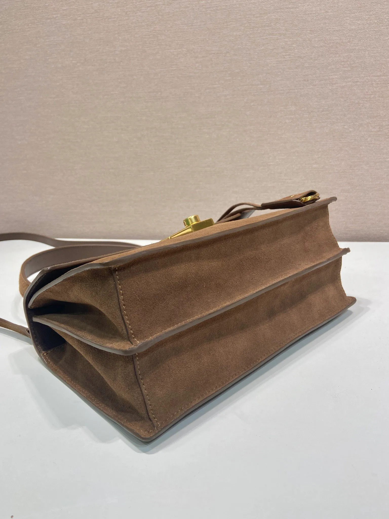 💰1500🎉New catwalk model🎉1BN023 suede leather🎉🎉 This new Soft Sound handbag is made of imported suede leather and soft sheepskin interior. It has ample space, is chic and versatile. Equipped with a detachable long shoulder strap and two compartments, it can be carried by hand or on the shoulder. 😘Shows diverse and fashionable styles. The upper body effect is so classy, ​​I love it😘, it’s another popular model for internet celebrities, babies, hurry up and get it🎉🎉 Length 28x Height 16x Bottom 10cm🎉🎉🎉👏👏👏