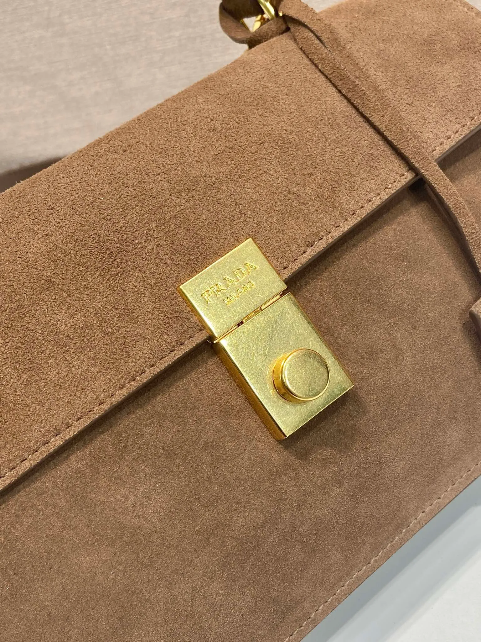 💰1500🎉New catwalk model🎉1BN023 suede leather🎉🎉 This new Soft Sound handbag is made of imported suede leather and soft sheepskin interior. It has ample space, is chic and versatile. Equipped with a detachable long shoulder strap and two compartments, it can be carried by hand or on the shoulder. 😘Shows diverse and fashionable styles. The upper body effect is so classy, ​​I love it😘, it’s another popular model for internet celebrities, babies, hurry up and get it🎉🎉 Length 28x Height 16x Bottom 10cm🎉🎉🎉👏👏👏