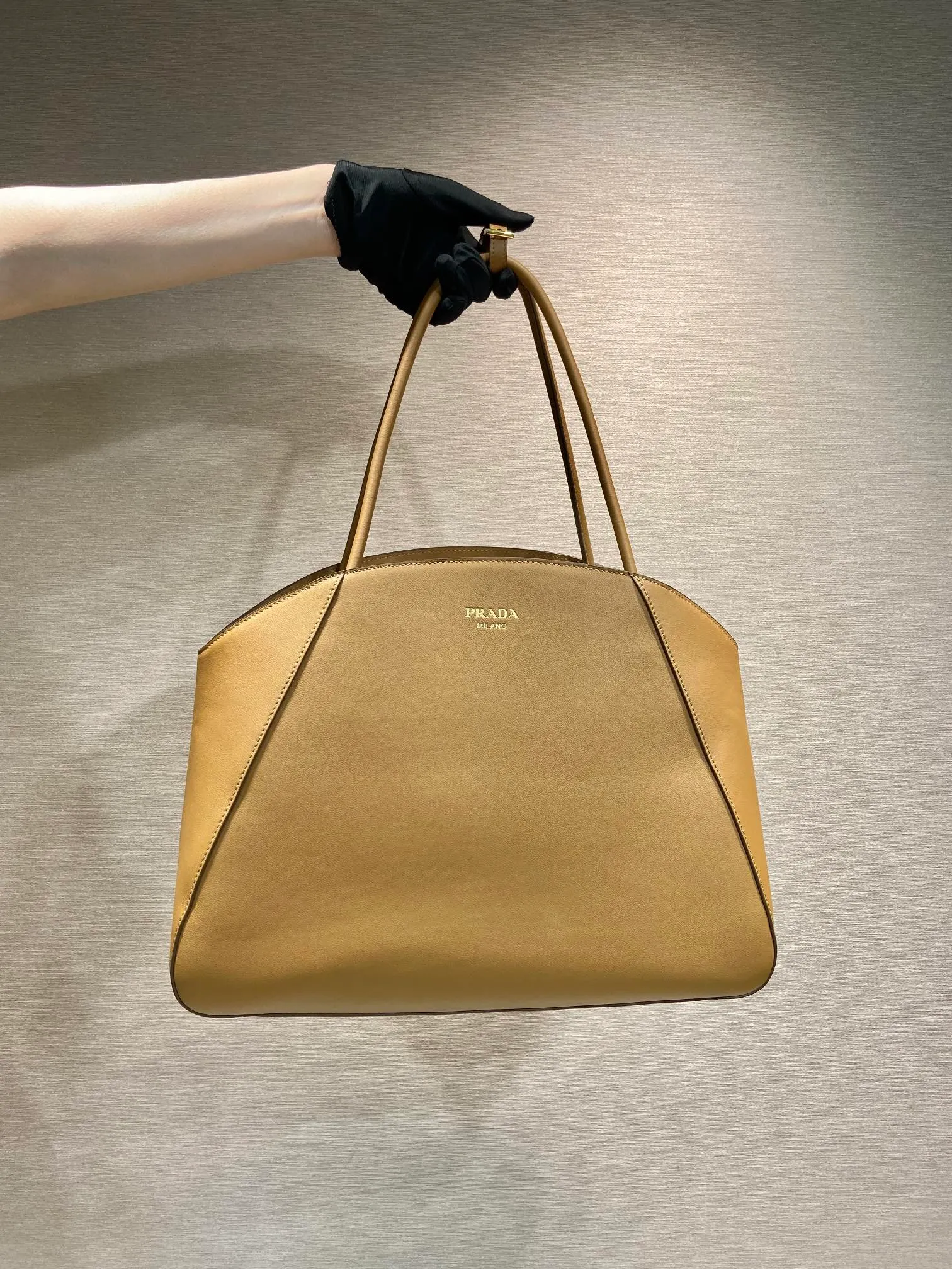 💰1840🎉New style🎉1BG510 Tote Bag🎉🎉 This extra-large leather tote bag has an elegant and smooth shape. It is made of imported calfskin and has a large opening design for easy access to items. Minimalist design with simple yet exquisite details, the handbag is embellished with shiny metal ornaments and exquisite classic letter logo, sublimating the simple and elegant design. Large capacity, simple and practical for babies. Get it now. Worth owning🎉🎉 Length 40x Height 30x Bottom 17cm🎉🎉🎉👏👏👏