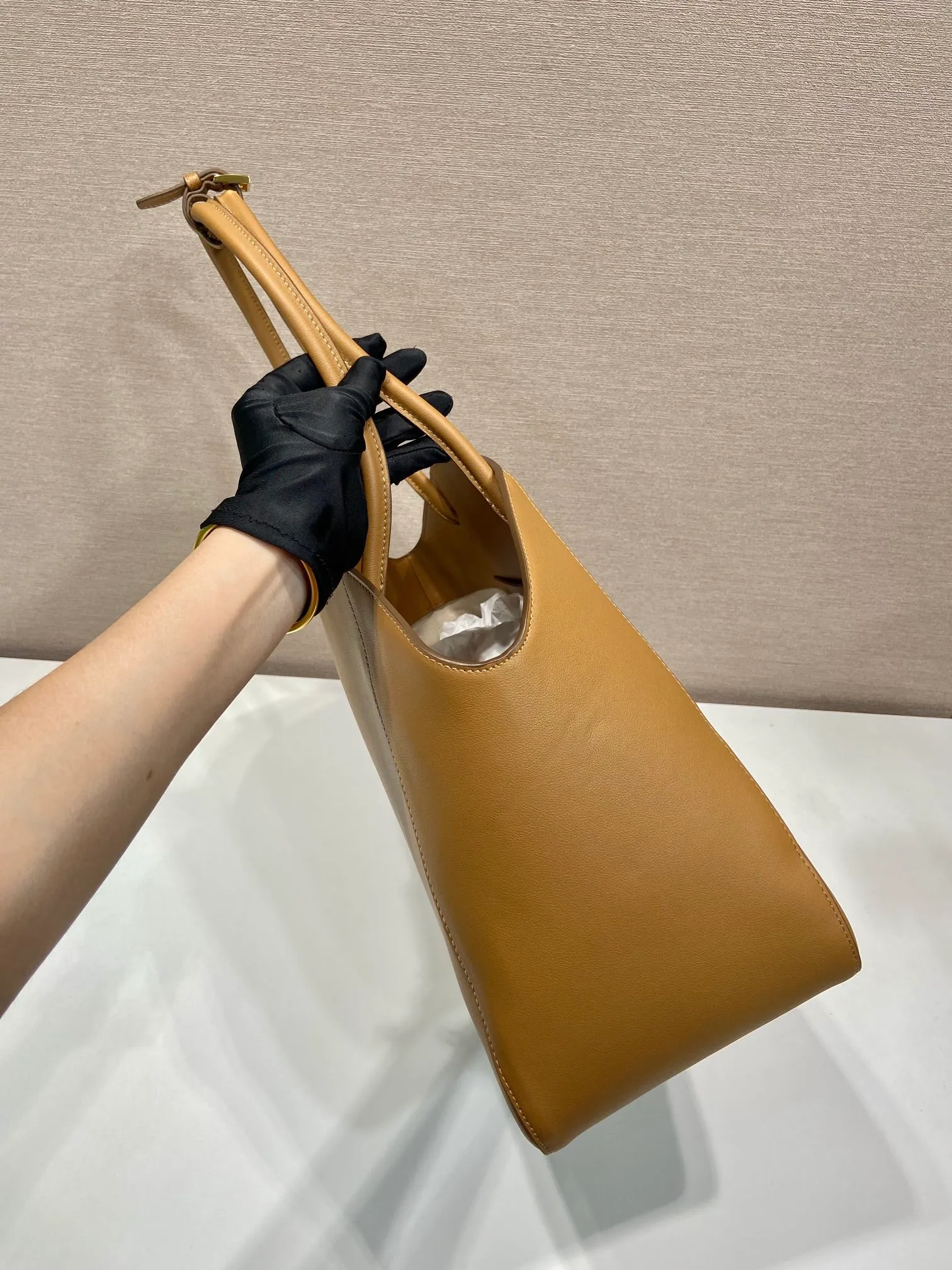 💰1840🎉New style🎉1BG510 Tote Bag🎉🎉 This extra-large leather tote bag has an elegant and smooth shape. It is made of imported calfskin and has a large opening design for easy access to items. Minimalist design with simple yet exquisite details, the handbag is embellished with shiny metal ornaments and exquisite classic letter logo, sublimating the simple and elegant design. Large capacity, simple and practical for babies. Get it now. Worth owning🎉🎉 Length 40x Height 30x Bottom 17cm🎉🎉🎉👏👏👏