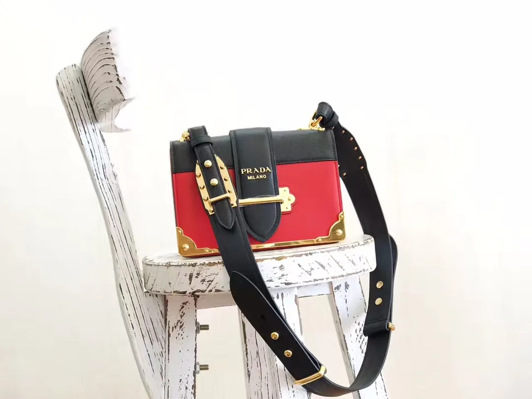 💰1800, P's latest women's bag 1BD045, red has arrived, top quality, synchronized with counters, made of imported calfskin ➕ cross pattern ➕ inner sheepskin, top hardware. Lots of compartments, fashionable + casual + lightweight, a favorite among ladies, length 19cm and height 14cmX9cm