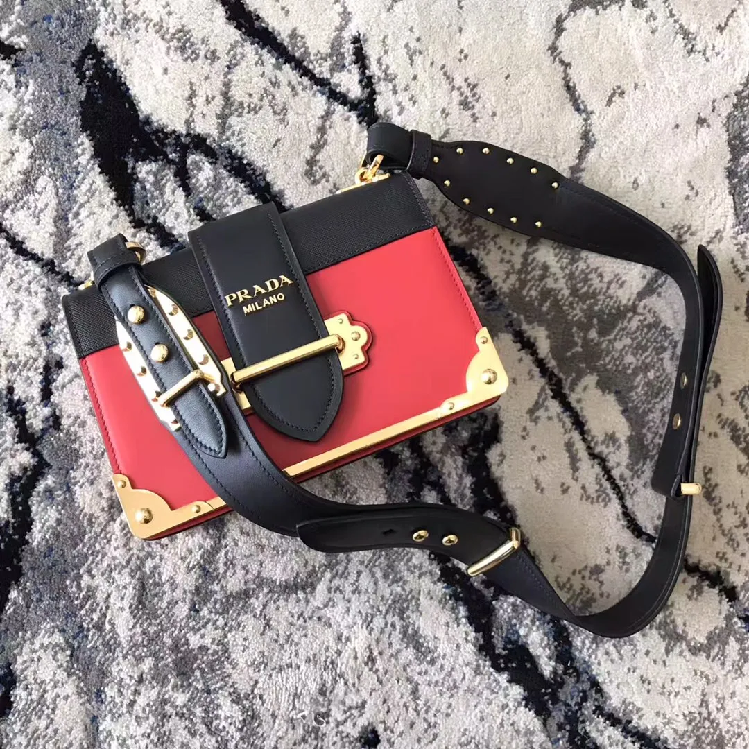 💰1800, P's latest women's bag 1BD045, red has arrived, top quality, synchronized with counters, made of imported calfskin ➕ cross pattern ➕ inner sheepskin, top hardware. Lots of compartments, fashionable + casual + lightweight, a favorite among ladies, length 19cm and height 14cmX9cm