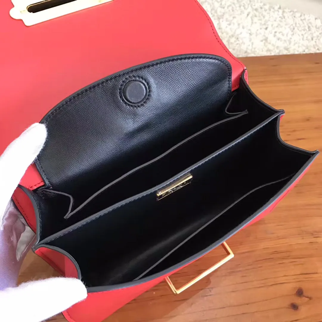 💰1800, P's latest women's bag 1BD045, red has arrived, top quality, synchronized with counters, made of imported calfskin ➕ cross pattern ➕ inner sheepskin, top hardware. Lots of compartments, fashionable + casual + lightweight, a favorite among ladies, length 19cm and height 14cmX9cm