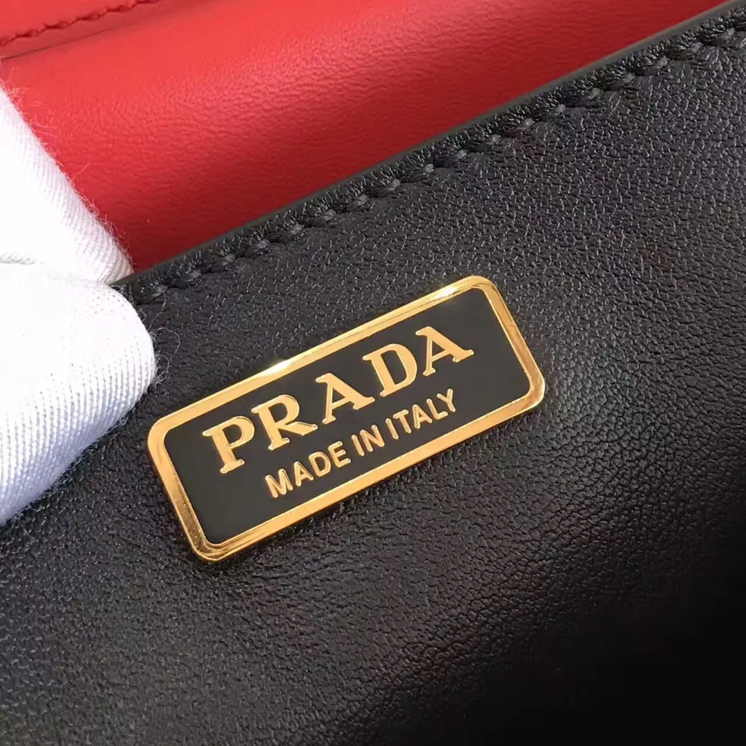 💰1800, P's latest women's bag 1BD045, red has arrived, top quality, synchronized with counters, made of imported calfskin ➕ cross pattern ➕ inner sheepskin, top hardware. Lots of compartments, fashionable + casual + lightweight, a favorite among ladies, length 19cm and height 14cmX9cm