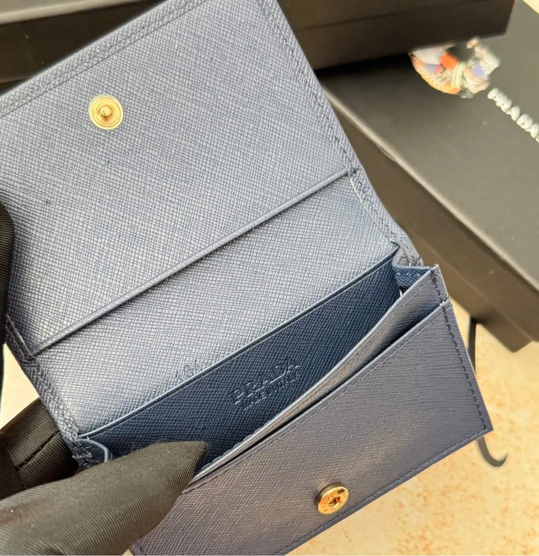 💰120💰PRADA’s popular men’s card holder counter new style, official website synchronization, genuine development, model 2MC122#. Color/Blue As shown in the picture, real shot 💋Cross-grain cowhide texture is excellent, threaded lining, hardware accessories! Exquisite wiring, even and neat lines, smooth oil edges, size: 11cm long, 6.5cm high