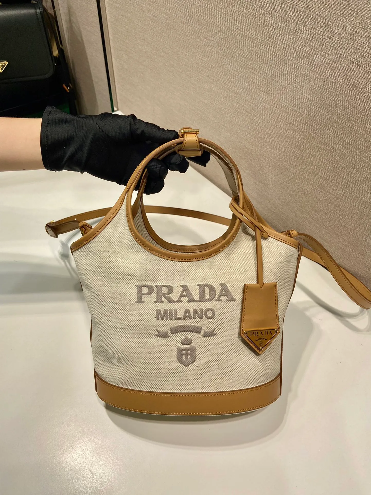 💰1160🎉New Tote Bag🎉1BG074 Small🎉🎉 This tote bag is made of linen blended fabric, showing a fashionable volume and exquisite geometric shape. It is embellished with an embossed letter logo on the front (it has a three-dimensional feel). It is casual and versatile, with ample capacity. It is embellished with contrasting calfskin leather details, adding a touch of elegance and charm. Detachable keychain, hurry up and get it, it is another popular style that will never go out of style🎉🎉 Length 21x Height 18x ​​Base 9cm🎉🎉🎉👏👏👏