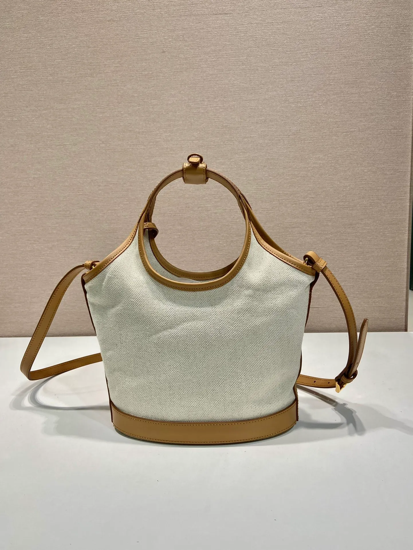 💰1160🎉New Tote Bag🎉1BG074 Small🎉🎉 This tote bag is made of linen blended fabric, showing a fashionable volume and exquisite geometric shape. It is embellished with an embossed letter logo on the front (it has a three-dimensional feel). It is casual and versatile, with ample capacity. It is embellished with contrasting calfskin leather details, adding a touch of elegance and charm. Detachable keychain, hurry up and get it, it is another popular style that will never go out of style🎉🎉 Length 21x Height 18x ​​Base 9cm🎉🎉🎉👏👏👏