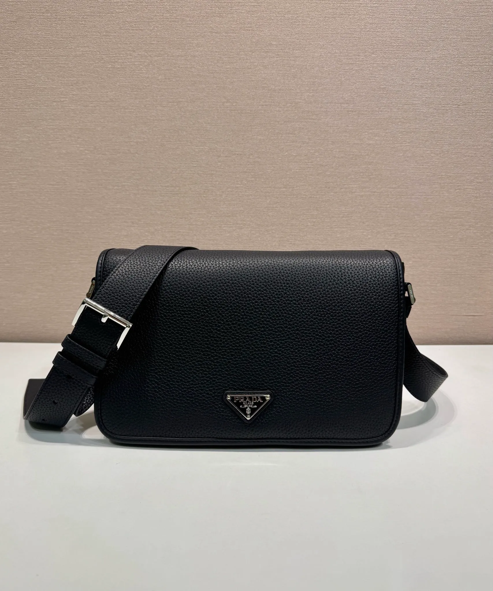 💰1800🎉New Messenger Bag🎉2VD075🎉🎉 Featuring a sleek design, this sophisticated and versatile shoulder bag is made of soft cow leather with a natural-touch finish. Smooth details emphasize the simple silhouette, adjustable leather shoulder straps, magnetic buckle flip design, the upper body effect is fashionable and grand, handsome guys, it is worth owning, get it now 🎉Length 30x Height 20x Bottom 9cm🎉🎉🎉💰💰💰