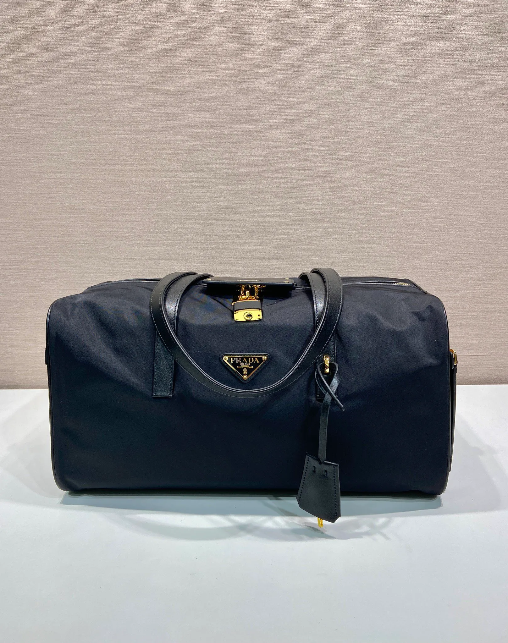 💰1360🎉New travel bag🎉1BB135🎊🎊 This travel bag handbag is decorated with practical details and decorated with leather trim, which perfectly presents the classic design. Inspired by suitcases, this roomy bag is finished with a classic padlock. Zippered pockets on the left and right sides. It has a large capacity, is lightweight and practical, and is suitable for both men and women. It is also a popular style that will never go out of style. Get it now😘😘 Length 40x Height 21x Bottom 20cm🎉🎉🎉💰💰💰💰