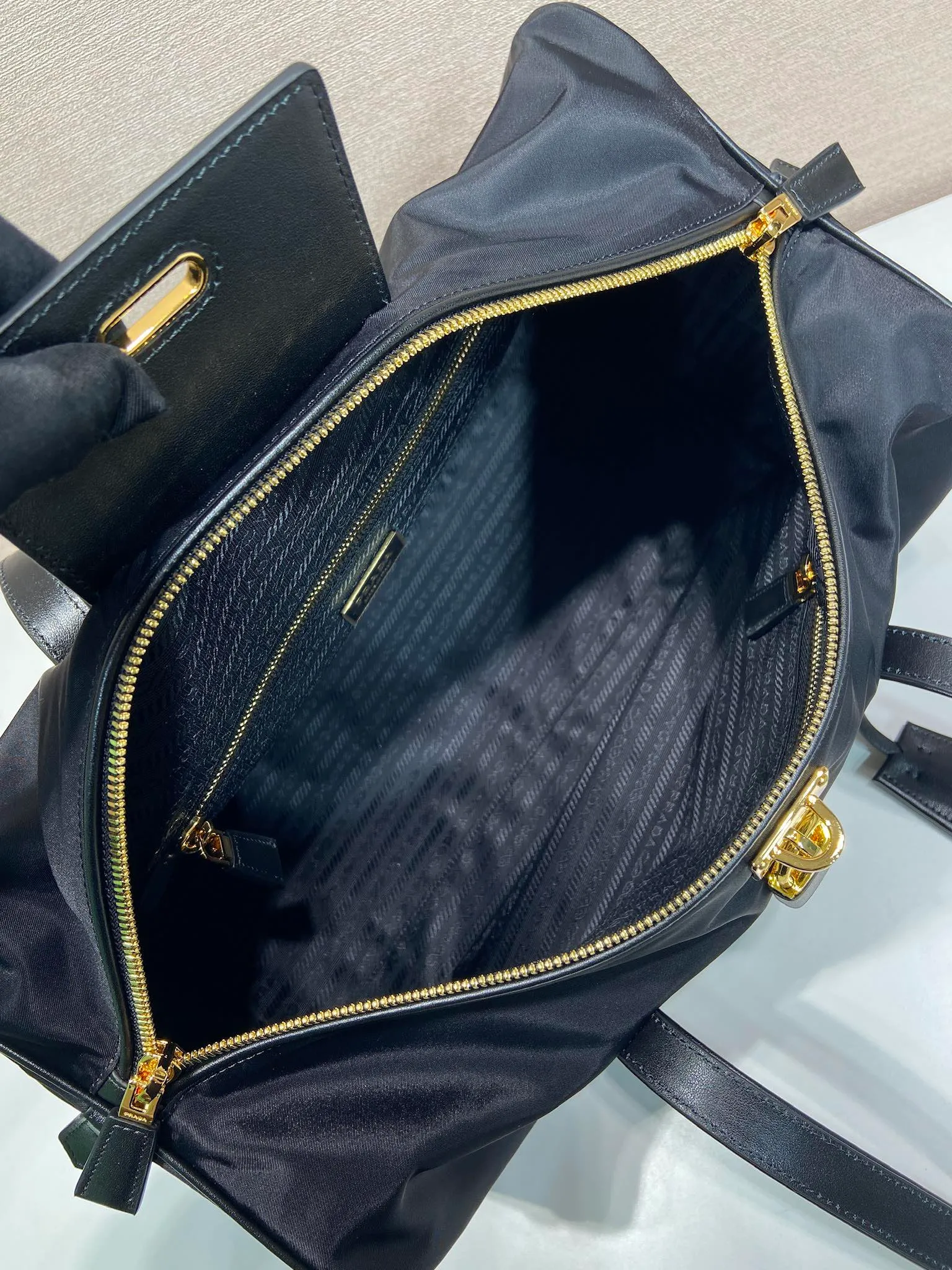 💰1360🎉New travel bag🎉1BB135🎊🎊 This travel bag handbag is decorated with practical details and decorated with leather trim, which perfectly presents the classic design. Inspired by suitcases, this roomy bag is finished with a classic padlock. Zippered pockets on the left and right sides. It has a large capacity, is lightweight and practical, and is suitable for both men and women. It is also a popular style that will never go out of style. Get it now😘😘 Length 40x Height 21x Bottom 20cm🎉🎉🎉💰💰💰💰