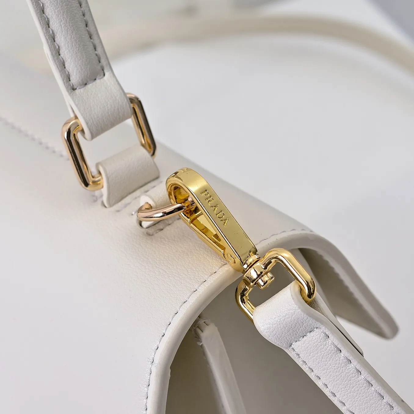 💰480￥✨New product launch✨2025 PRADA new series of Soft Sound handbags in early spring imported plain cowhide. Carefully crafted from imported cowhide. Accordion-style double compartment design with new logo and logo lock snap closure. Interpretation of unique and interesting style. The overall style of the bag is punk, cool and practical. Fashion and retro style are combined. The inner compartment capacity is also great. A new fashion trend-setter that combines retro fashion and practicality😘 Size: 28-16-10cm Material: Plain cowhide Style number: 7042