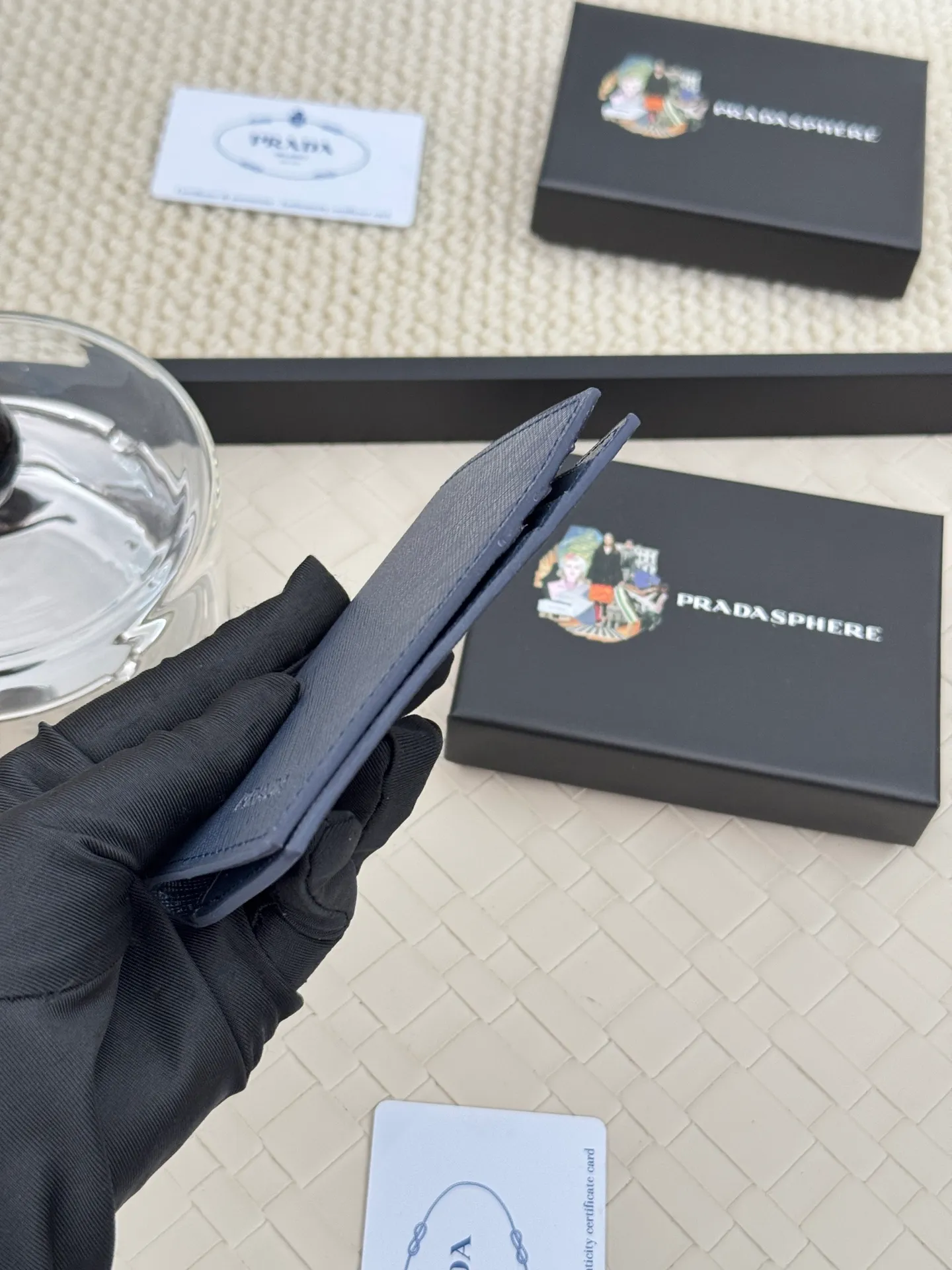 💰120 prada cross pattern unisex card holder, can be placed in pockets, bags, and can be held in hand, made of cross pattern imported calfskin, pocket card holder, can hold change, 6 card slots, simple and elegant fashion trend. Model 2MC101, color as shown in the picture, size 11×7cm,