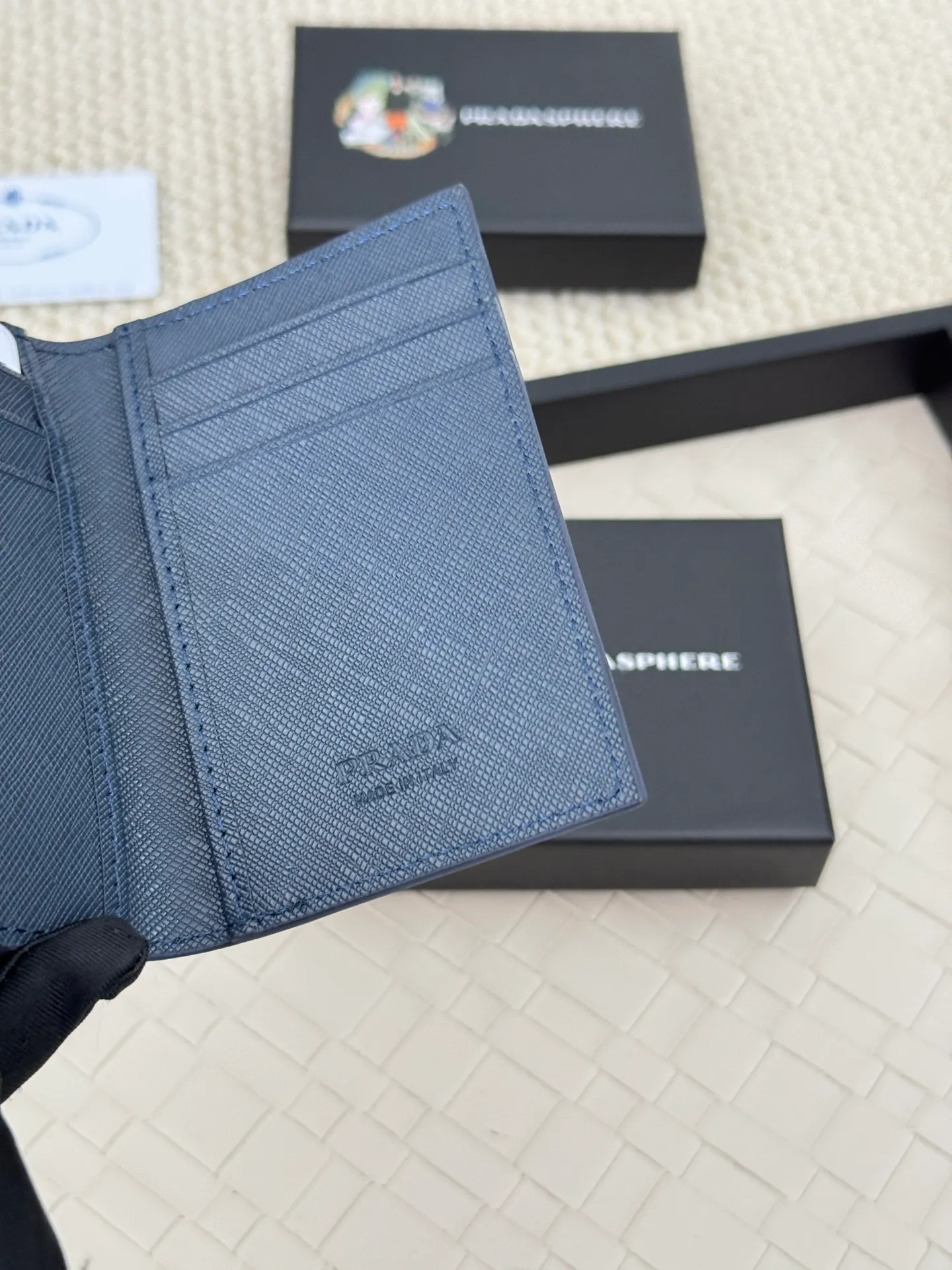 💰120 prada cross pattern unisex card holder, can be placed in pockets, bags, and can be held in hand, made of cross pattern imported calfskin, pocket card holder, can hold change, 6 card slots, simple and elegant fashion trend. Model 2MC101, color as shown in the picture, size 11×7cm,