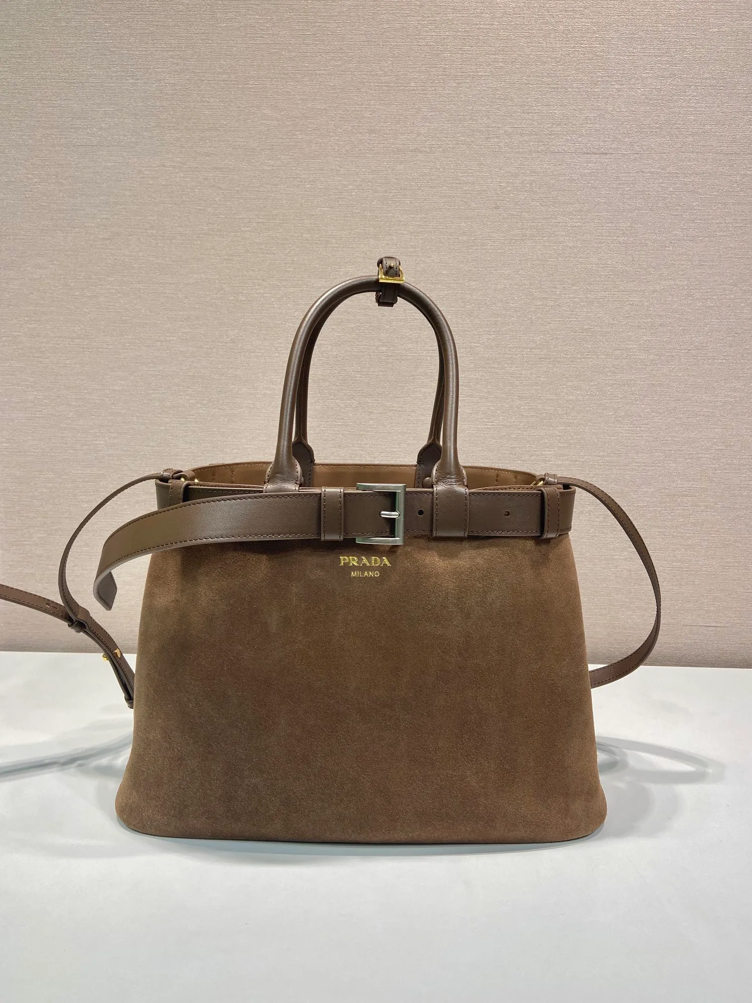 💰1900🎉New women's bag🎉1BA416 large suede leather🎉🎉 This handheld women's bag is made of imported suede (grinded leather) with imported sheepskin lining. Simple lines and exquisite elements are intertwined, interpreting the design aesthetics of both elegance and functionality. It not only embodies the modern and simple style, but also comes with replaceable straps and detachable and adjustable long shoulder straps, adding a unique personality embellishment to the entire look. Modern and versatile. Babies who like it, hurry up and get it🎉🎉🎉 Length 37.5x Height 27.5x Bottom 14cm🎉🎉🎉👏👏👏