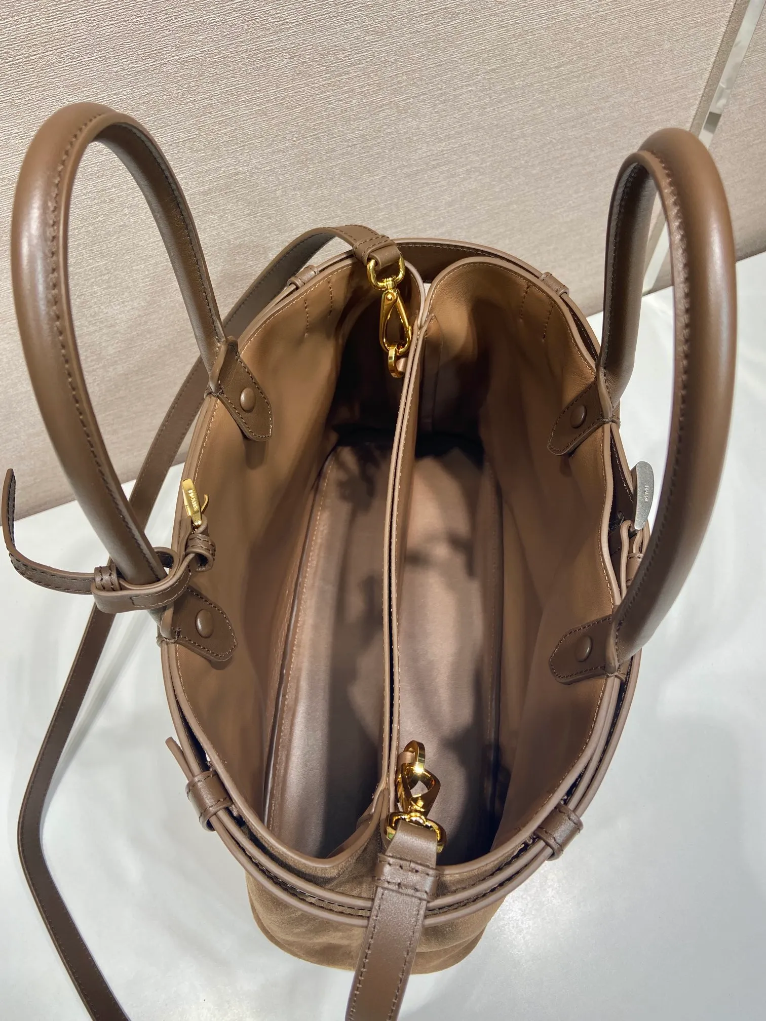 💰1900🎉New women's bag🎉1BA416 large suede leather🎉🎉 This handheld women's bag is made of imported suede (grinded leather) with imported sheepskin lining. Simple lines and exquisite elements are intertwined, interpreting the design aesthetics of both elegance and functionality. It not only embodies the modern and simple style, but also comes with replaceable straps and detachable and adjustable long shoulder straps, adding a unique personality embellishment to the entire look. Modern and versatile. Babies who like it, hurry up and get it🎉🎉🎉 Length 37.5x Height 27.5x Bottom 14cm🎉🎉🎉👏👏👏
