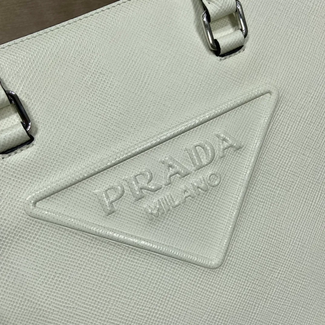 💰2040🎉Embroidered webbing tote bag🎉2VG084🎉🎉New color🎉🎉 This stylish and simple tote bag is made of imported Saffiano leather, with a large embossed logo and unique cross parallel lines. My favorite is this detachable embroidered webbing, which can also be matched with other bags🎉🎉Simple and elegant, fashionable, full of street fashion👏👏 Length 37x Height 37x Bottom 9cm