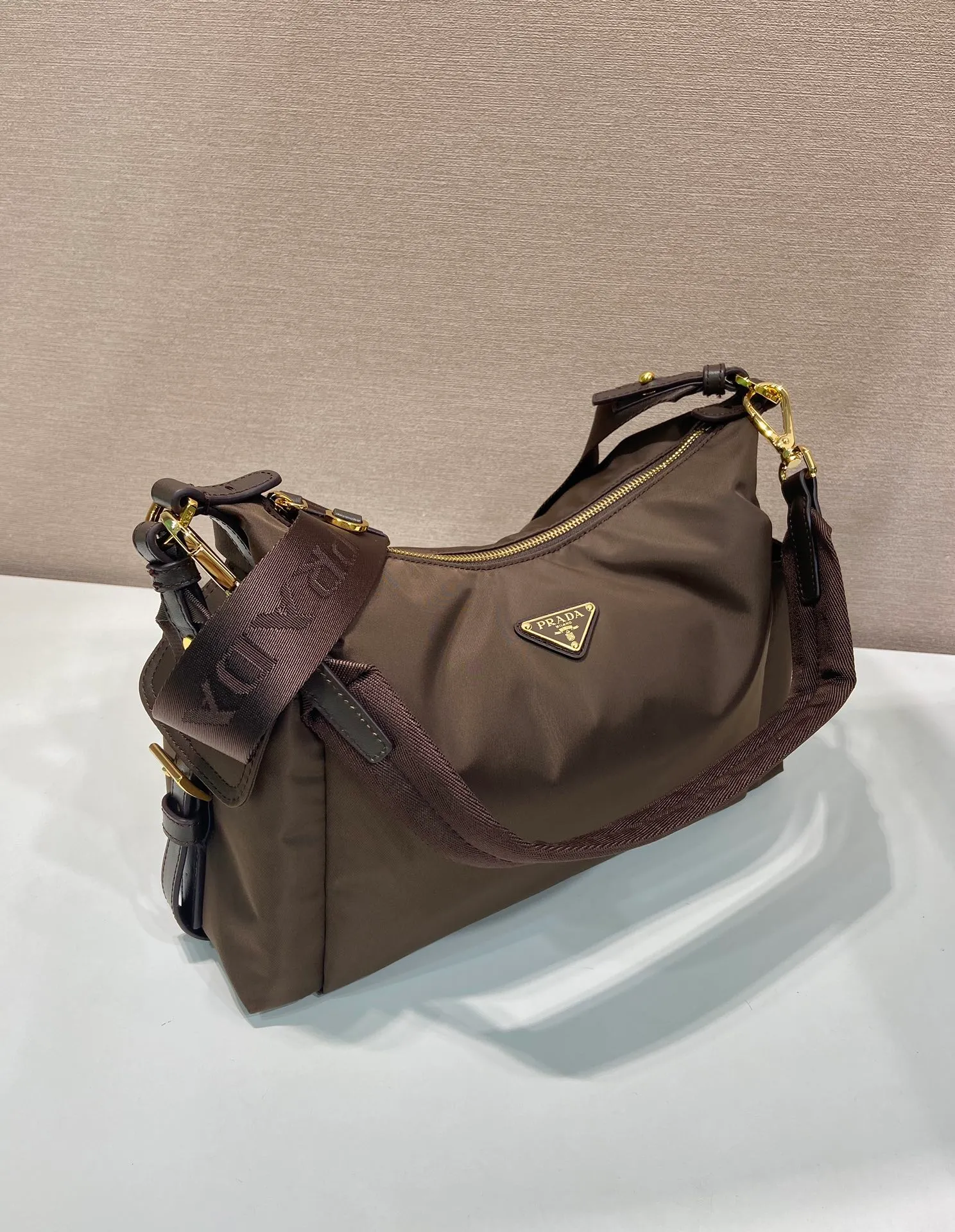 💰1260🎉New arrival🎉1BC264 Discovery Bag🎉🎉 This Discovery Bag is made of imported nylon fabric and calfskin, with a soft silhouette and multiple pockets. Lightweight and practical Re-Nylon emphasizes the design's versatile style, while leather details and signature accents reflect the P family's artisanal heritage. It comes with 2 removable, adjustable woven signature straps. The capacity is large and the upper body effect is very fashionable. Another hit that will never go out of style. Worth having! 🎉🎉 Length 32x Height 22x Bottom 11.5cm🎉🎉🎉💰💰💰