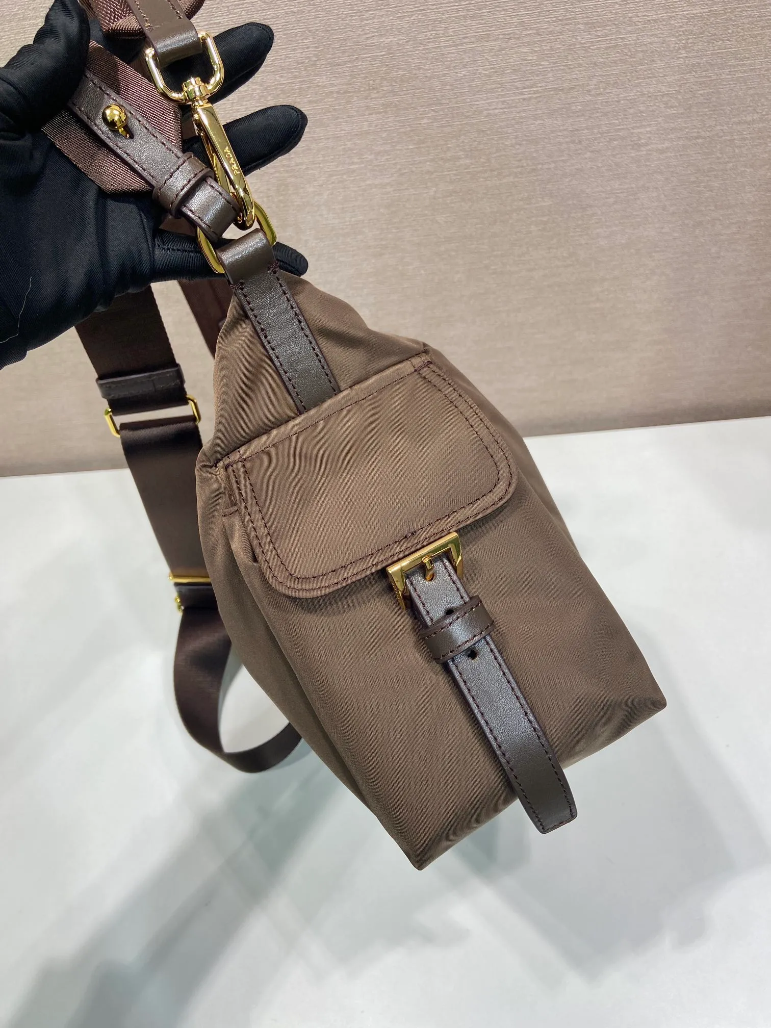 💰1260🎉New arrival🎉1BC264 Discovery Bag🎉🎉 This Discovery Bag is made of imported nylon fabric and calfskin, with a soft silhouette and multiple pockets. Lightweight and practical Re-Nylon emphasizes the design's versatile style, while leather details and signature accents reflect the P family's artisanal heritage. It comes with 2 removable, adjustable woven signature straps. The capacity is large and the upper body effect is very fashionable. Another hit that will never go out of style. Worth having! 🎉🎉 Length 32x Height 22x Bottom 11.5cm🎉🎉🎉💰💰💰