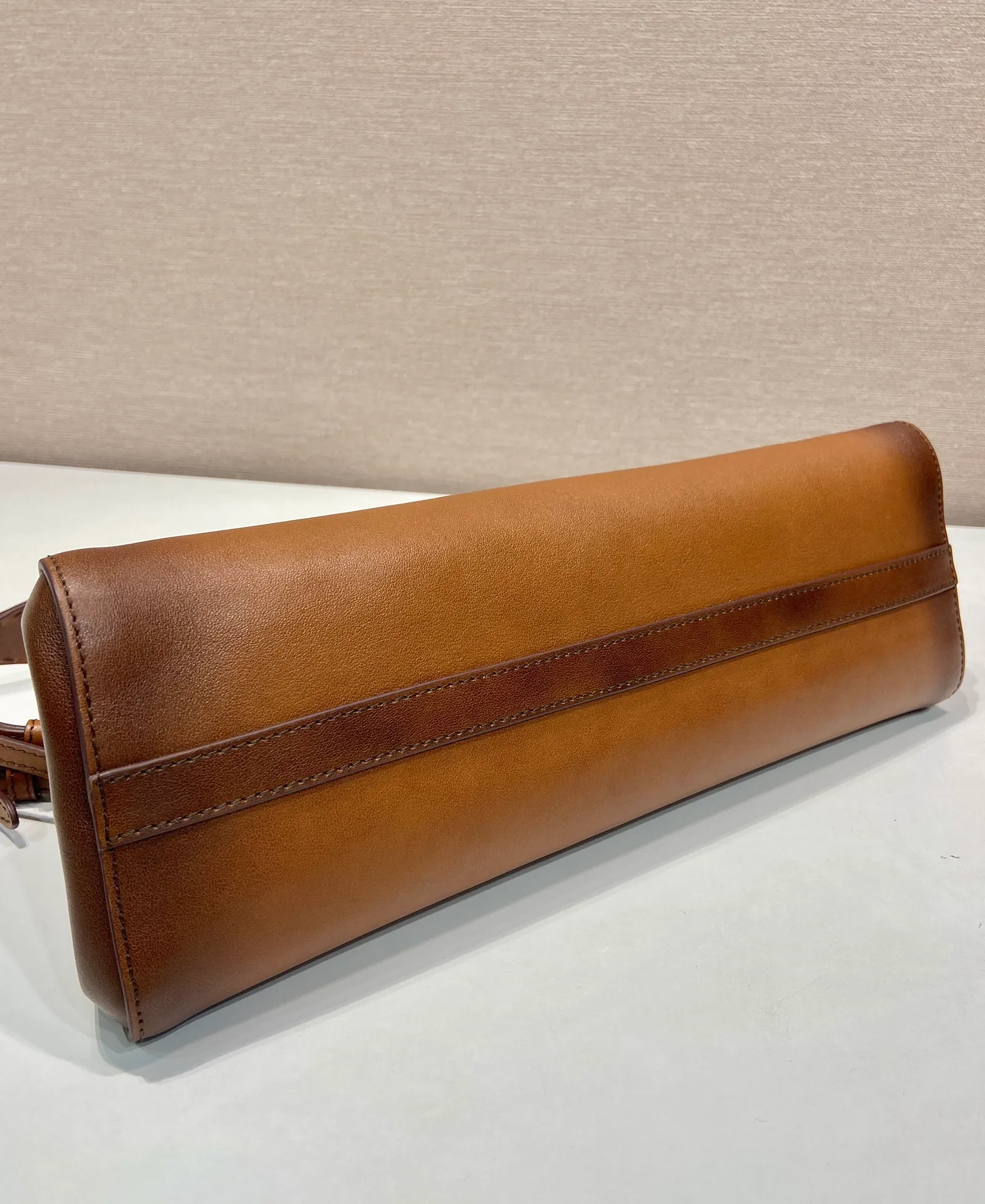 💰1640🎉New🎉1BC262🎉🎉 The Enchaîné bag features a retro-charming silhouette reinterpreted with a practical and modern structure. Classically feminine shapes are enriched by soft silhouettes and emphasized by the distressed treatment of leather, which is obtained through innovative craftsmanship techniques. The handle adds a diverse element to the design, highlighting practicality and elegance. Detachable leather handle - metal accessories - engraved logo on the front - with zipper pocket, another timeless and popular item, get your hands on it now 🎉🎉 Length 32.5x Height 15.5x Bottom 11cm🎉🎉