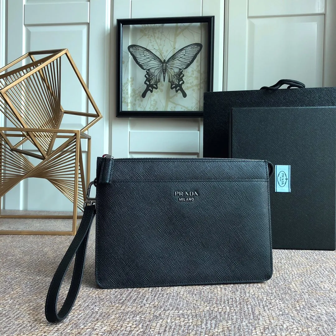 💰1120, Saffiano leather men’s new clutch bag, synchronized with counters🎉2VF019 detachable wrist strap, polished steel accessories, metal engraved logo on the front, front compartment, 8 card slots, imported thick cross-grain cowhide, length 26x height 17x bottom 4cm💪💪💪