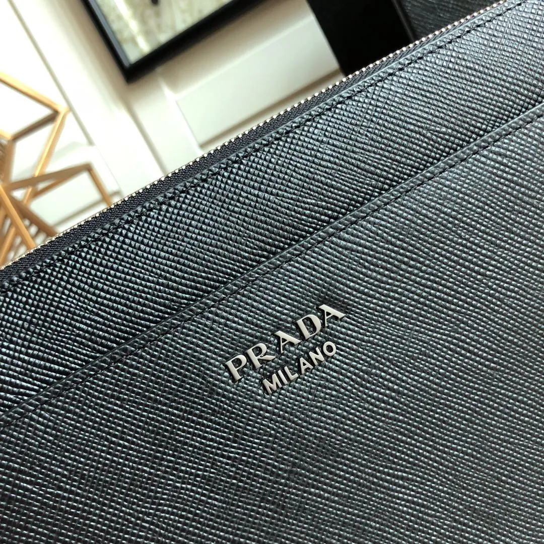 💰1120, Saffiano leather men’s new clutch bag, synchronized with counters🎉2VF019 detachable wrist strap, polished steel accessories, metal engraved logo on the front, front compartment, 8 card slots, imported thick cross-grain cowhide, length 26x height 17x bottom 4cm💪💪💪