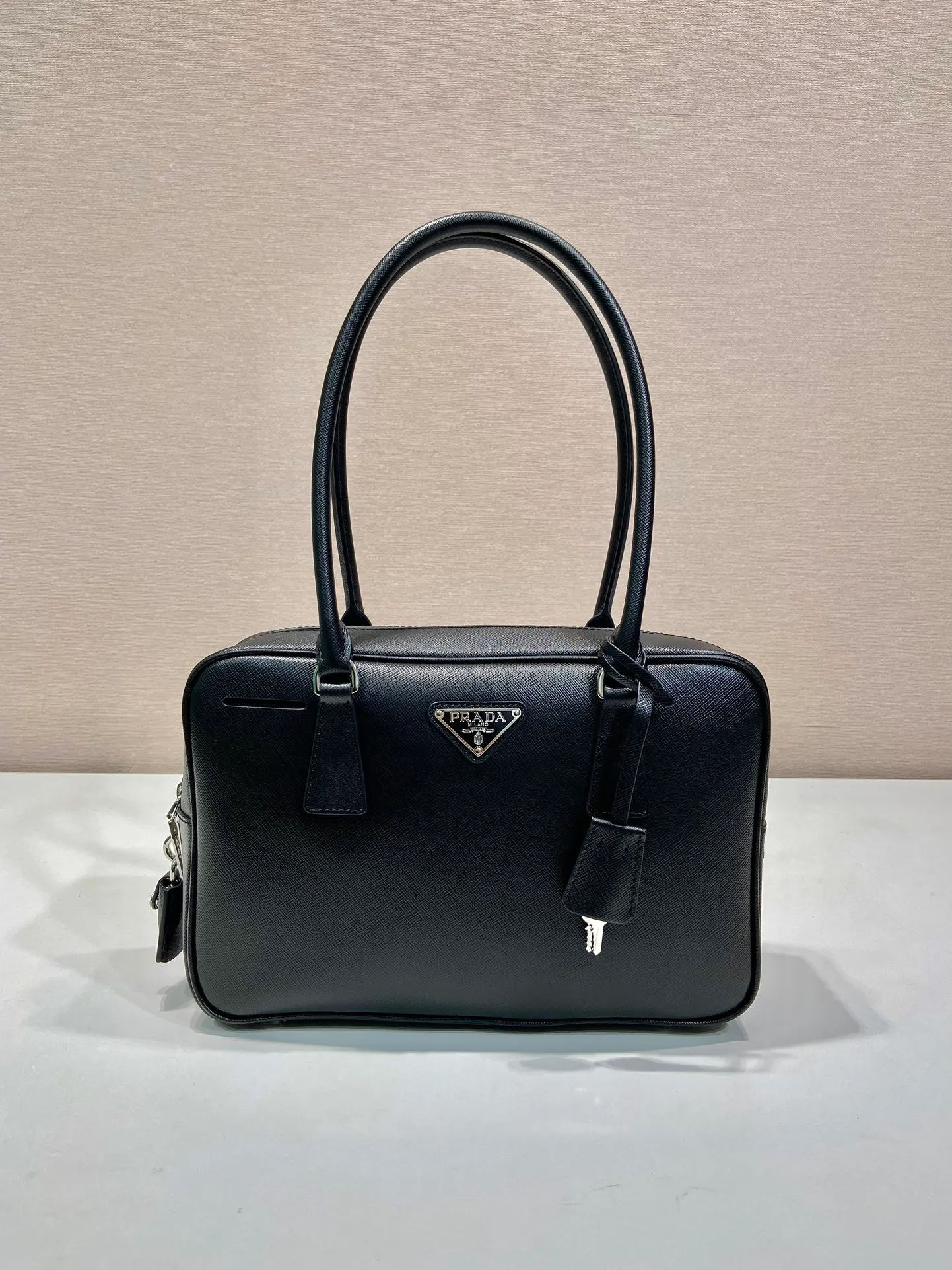 💰1660🎉New long handle second-hand bag🎉1BA428 new product🎉 This double handle handbag is made of imported saffiano cowhide and incorporates unique style elements to subvert people's traditional perception of luxury goods. It adds a unique charm between practical design embellishments and exquisite details. It has large capacity and practicality. It is also a treasure item. It is a timeless hot style. 🎉 🎉 Length 30x Height 17x Bottom 7cm