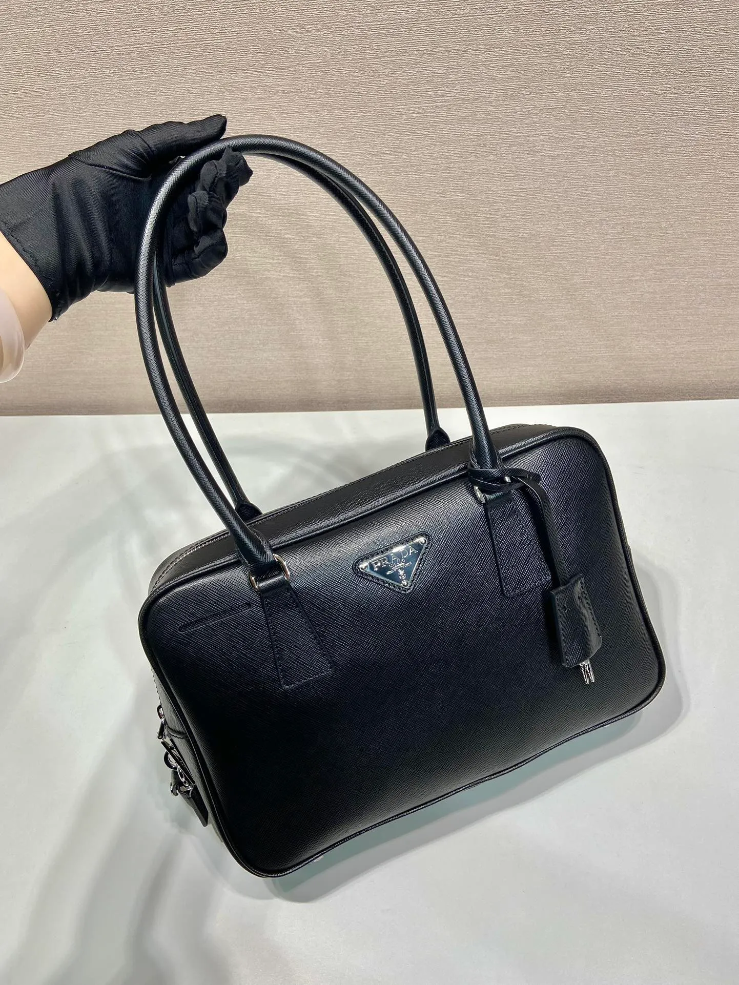 💰1660🎉New long handle second-hand bag🎉1BA428 new product🎉 This double handle handbag is made of imported saffiano cowhide and incorporates unique style elements to subvert people's traditional perception of luxury goods. It adds a unique charm between practical design embellishments and exquisite details. It has large capacity and practicality. It is also a treasure item. It is a timeless hot style. 🎉 🎉 Length 30x Height 17x Bottom 7cm