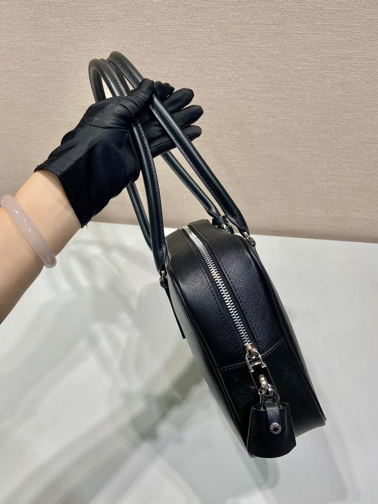 💰1660🎉New long handle second-hand bag🎉1BA428 new product🎉 This double handle handbag is made of imported saffiano cowhide and incorporates unique style elements to subvert people's traditional perception of luxury goods. It adds a unique charm between practical design embellishments and exquisite details. It has large capacity and practicality. It is also a treasure item. It is a timeless hot style. 🎉 🎉 Length 30x Height 17x Bottom 7cm