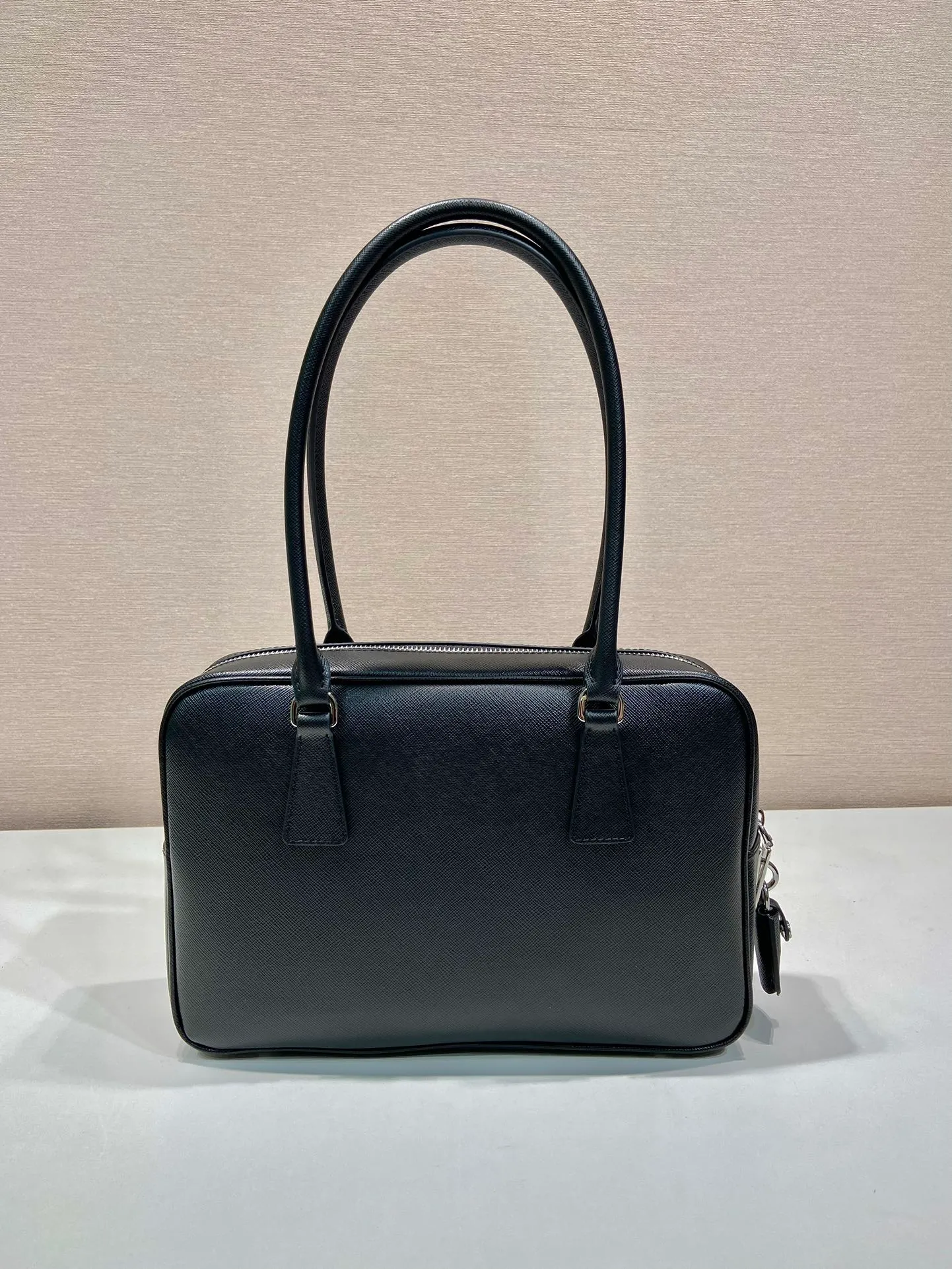💰1660🎉New long handle second-hand bag🎉1BA428 new product🎉 This double handle handbag is made of imported saffiano cowhide and incorporates unique style elements to subvert people's traditional perception of luxury goods. It adds a unique charm between practical design embellishments and exquisite details. It has large capacity and practicality. It is also a treasure item. It is a timeless hot style. 🎉 🎉 Length 30x Height 17x Bottom 7cm