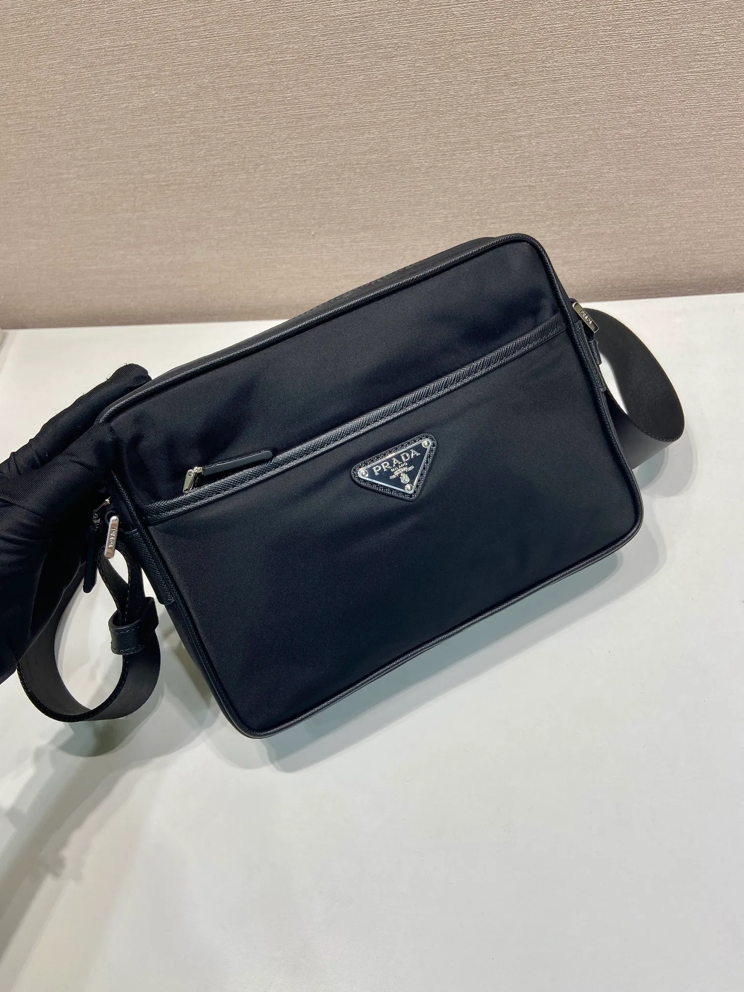 💰900🎉Classic New Style🎉2VH048🎉🎉 Original item 👍👍 Made of imported nylon material, Saffiano leather decoration, polished steel surface metal hardware, adjustable fabric shoulder strap, enamel triangle logo on the outside, logo logo on the inside, Zipper closure at the top, zipper pocket on the front, and a zipper pocket inside, light and practical, and a popular style that will never go out of style👍👍Length 23x Height 16x Bottom 7cm👍👍👍💰💰💰