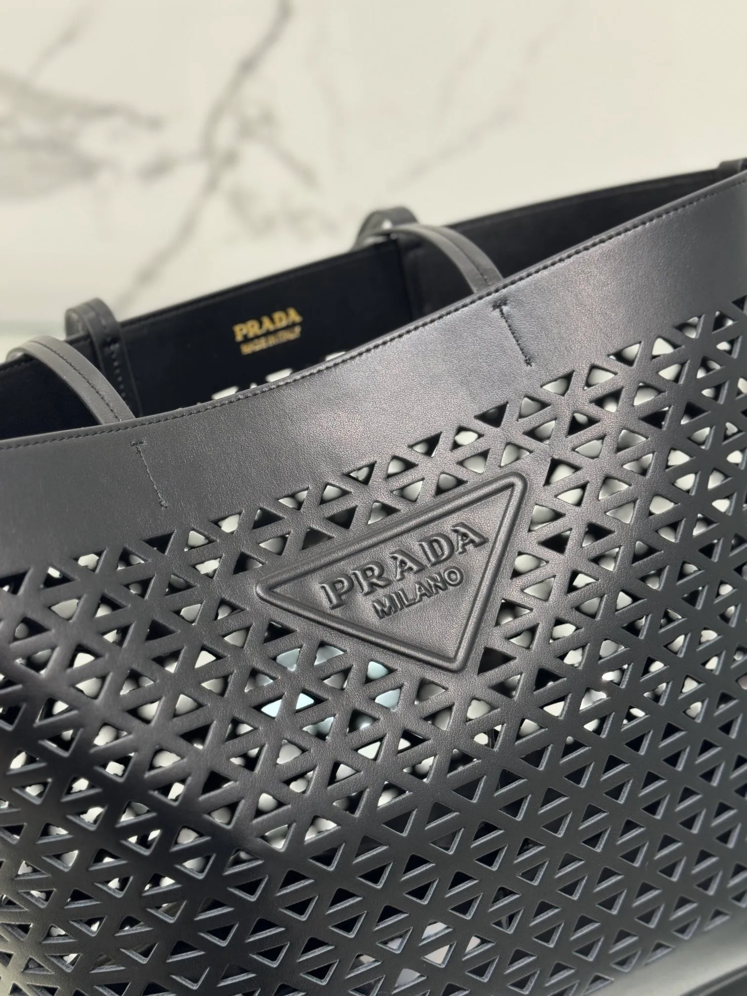💰1800 🌟Hollow Tote Shopping Bag This bag is made of hollow imported calfskin and has a fashionable design. The bag is equipped with exquisite leather handles to convey the brand message. It has a large space and is very practical. It is a shopping bag that will turn heads every time and comes with a small coin purse. Size: 32×30×13cm Style number: 1BG503