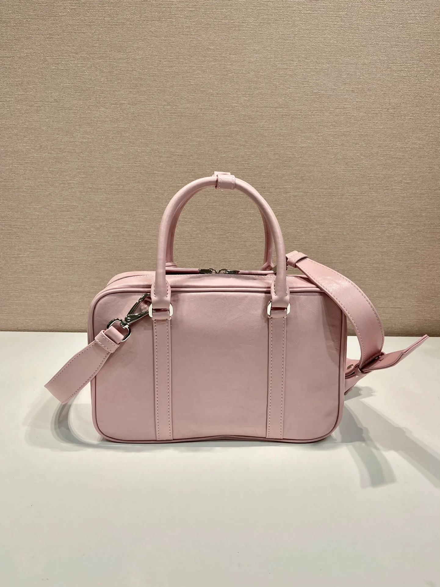 💰1800🎉New Boston🎉1BB092 catwalk model🎉🎉 This casual and classic handbag is made of soft sheep leather inside and outside. The hand-made pleat effect is particularly fashionable. It is equipped with a detachable long shoulder strap and a small coin purse with large capacity. It was also unveiled in the 2023 spring and summer series fashion show. The upper body effect must be eye-catching. Babies, hurry up and get it🎉🎉 Length 24x Height 15.5x Bottom 7