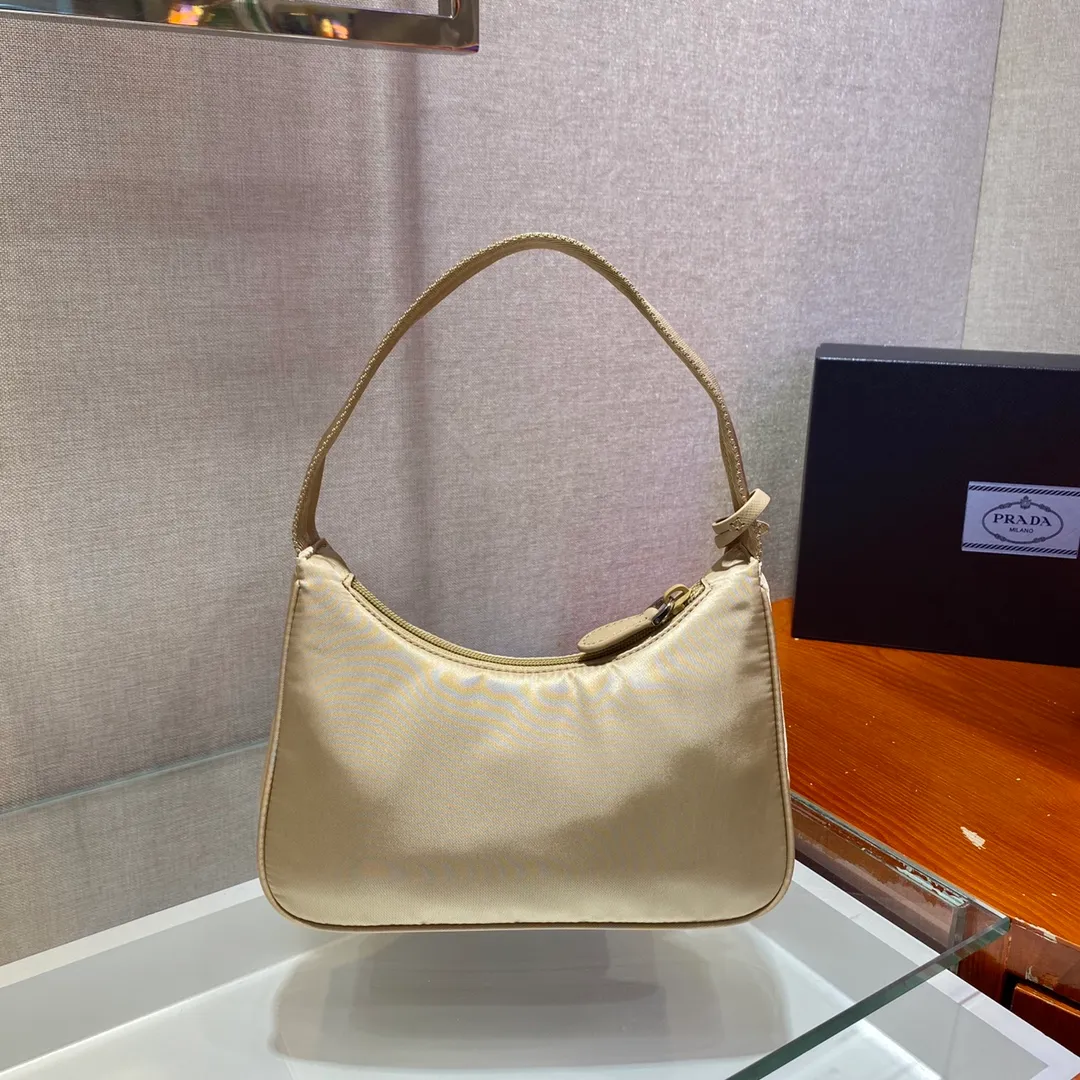 💰660🔥Upgrade board Hobo bag🔥Original quality👍👍Upgrade board 1NE515 moon-shaped second-hand bag, made of imported original parachute fabric, lightweight and practical Hobo armpit bag, super simple and eye-catching👍👍, small/light/packable/easy to wear/fashionable armpit bag, and can be carried by hand, super easy to use😍😍. It is currently the most popular bag among celebrities, aren’t you excited😜😜, ladies, hurry up, length 23x height 13x bottom 5cm👏👏👏💰💰💰