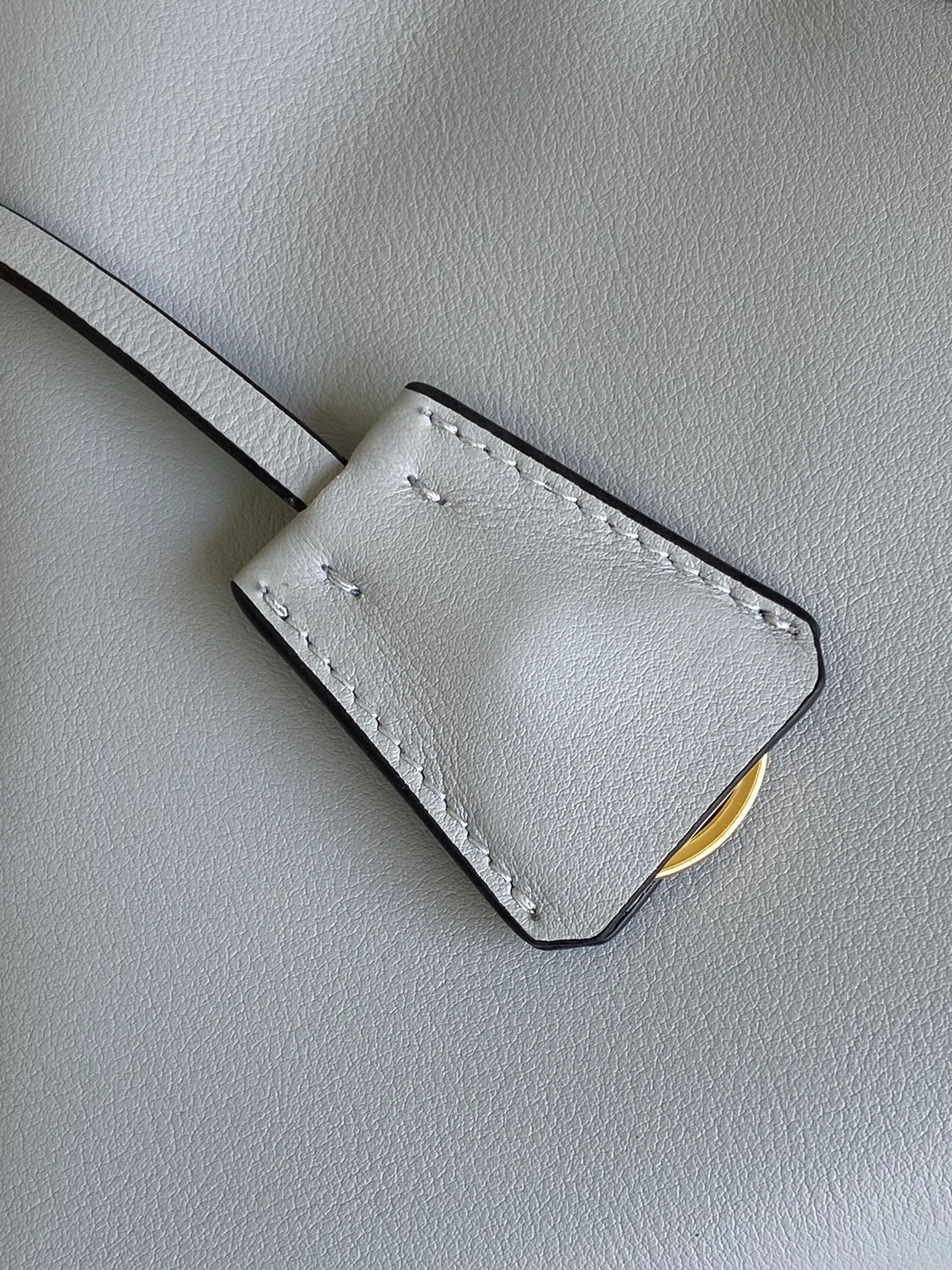 💰1660, new color✨✨ 🎉New Aimee underarm bag🎉🎉🎉This leather Hobo underarm bag has a simple design and is made of imported calfskin. It has a metal triangular enamel logo on the front and is equipped with a detachable leather shoulder strap. The leather is delicate and soft, practical, lightweight, and has large capacity. 😂😂 High-end and versatile, another fashion hit. Hurry up and get it, it’s so beautiful👏👏 Model: 1BC229 Size: 31x18x10cm