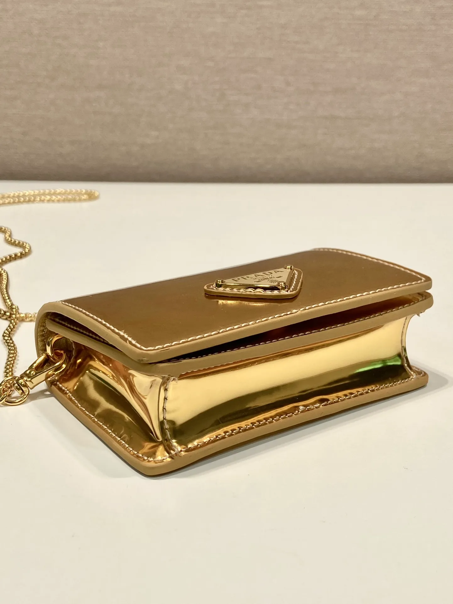 💰760🎉Glossy small bag🎉1MR024 new color🎉🎉 This bright fabric is made of fine and smooth cowhide, showing a gorgeous and functional design. My favorite is this detachable and adjustable iron shoulder strap, which can be used as a waist bag decoration😍😍 or as a necklace decoration with clothes. The triangle mark in the middle can be adjusted, giving the item a variety of ways to wear it. There is room for lipstick 💄/earphones/keys🚗....so beautiful. Worth buying 🎉🎉 Length 11.5x Height 8cm