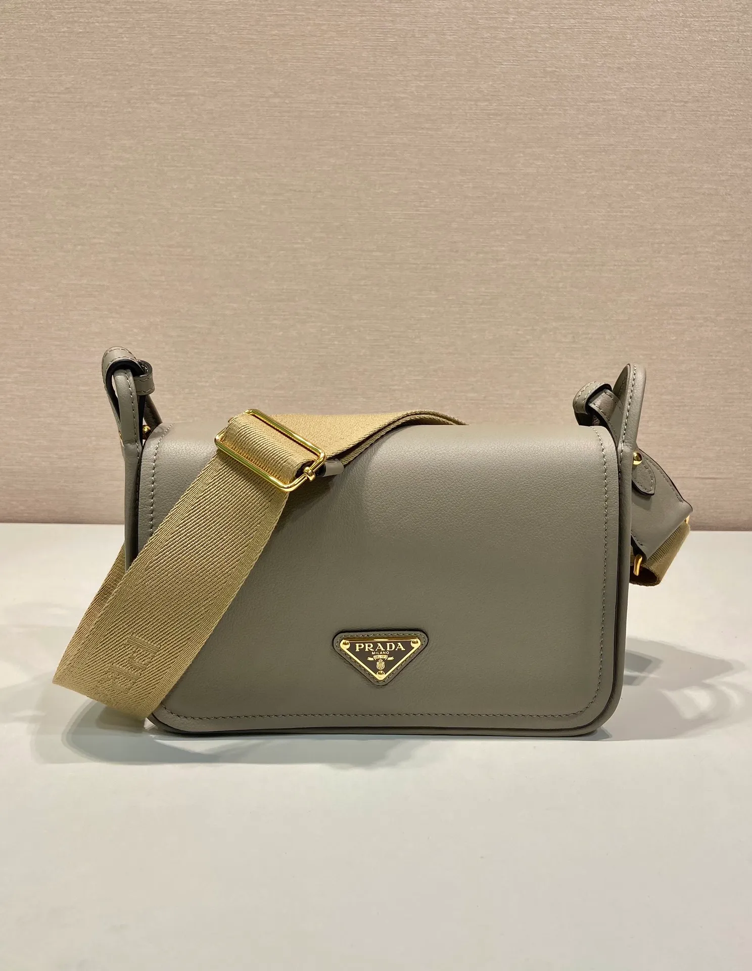 💰1560👏New double shoulder bag👏1BD372🎉 This leather shoulder bag has a simple design, made of imported calfskin, with a metal triangle logo and flip cover design on the front. It is equipped with 2 detachable logo webbing and leather shoulder straps, which can be exchanged at any time for different outfits and occasions😘😘to highlight its modern style. High fashion is the main fashion for daily matching. Hurry up and get it, it’s so beautiful👏👏 Length 23x Height 15x Bottom 8.5cm👏👏👏😘😘😘