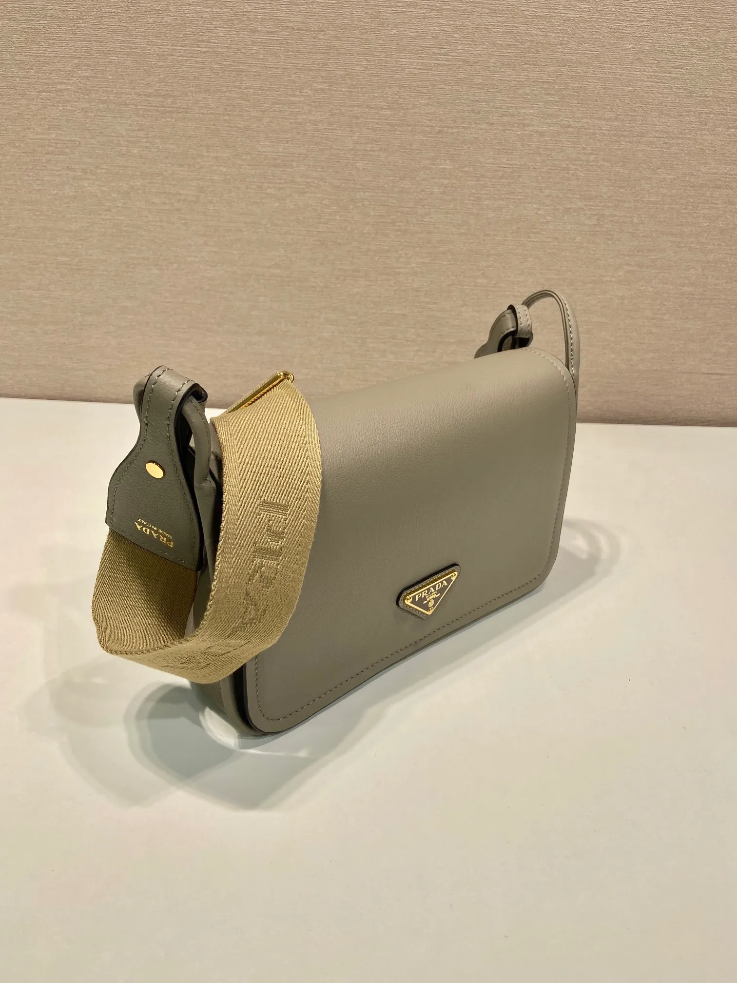 💰1560👏New double shoulder bag👏1BD372🎉 This leather shoulder bag has a simple design, made of imported calfskin, with a metal triangle logo and flip cover design on the front. It is equipped with 2 detachable logo webbing and leather shoulder straps, which can be exchanged at any time for different outfits and occasions😘😘to highlight its modern style. High fashion is the main fashion for daily matching. Hurry up and get it, it’s so beautiful👏👏 Length 23x Height 15x Bottom 8.5cm👏👏👏😘😘😘