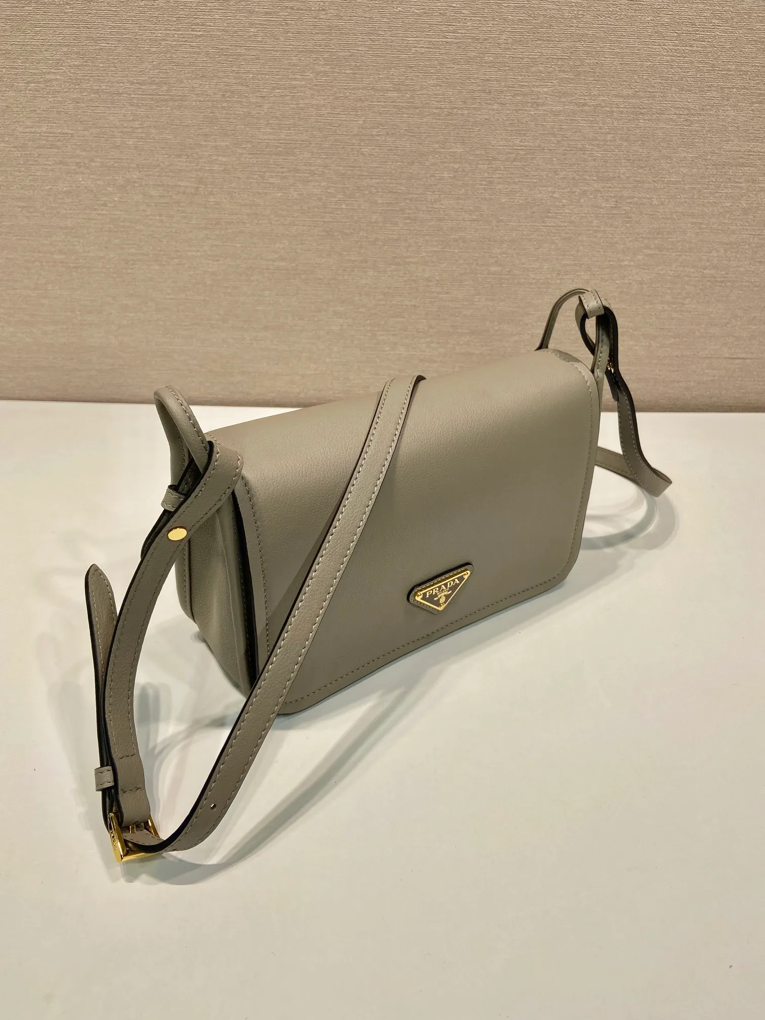 💰1560👏New double shoulder bag👏1BD372🎉 This leather shoulder bag has a simple design, made of imported calfskin, with a metal triangle logo and flip cover design on the front. It is equipped with 2 detachable logo webbing and leather shoulder straps, which can be exchanged at any time for different outfits and occasions😘😘to highlight its modern style. High fashion is the main fashion for daily matching. Hurry up and get it, it’s so beautiful👏👏 Length 23x Height 15x Bottom 8.5cm👏👏👏😘😘😘