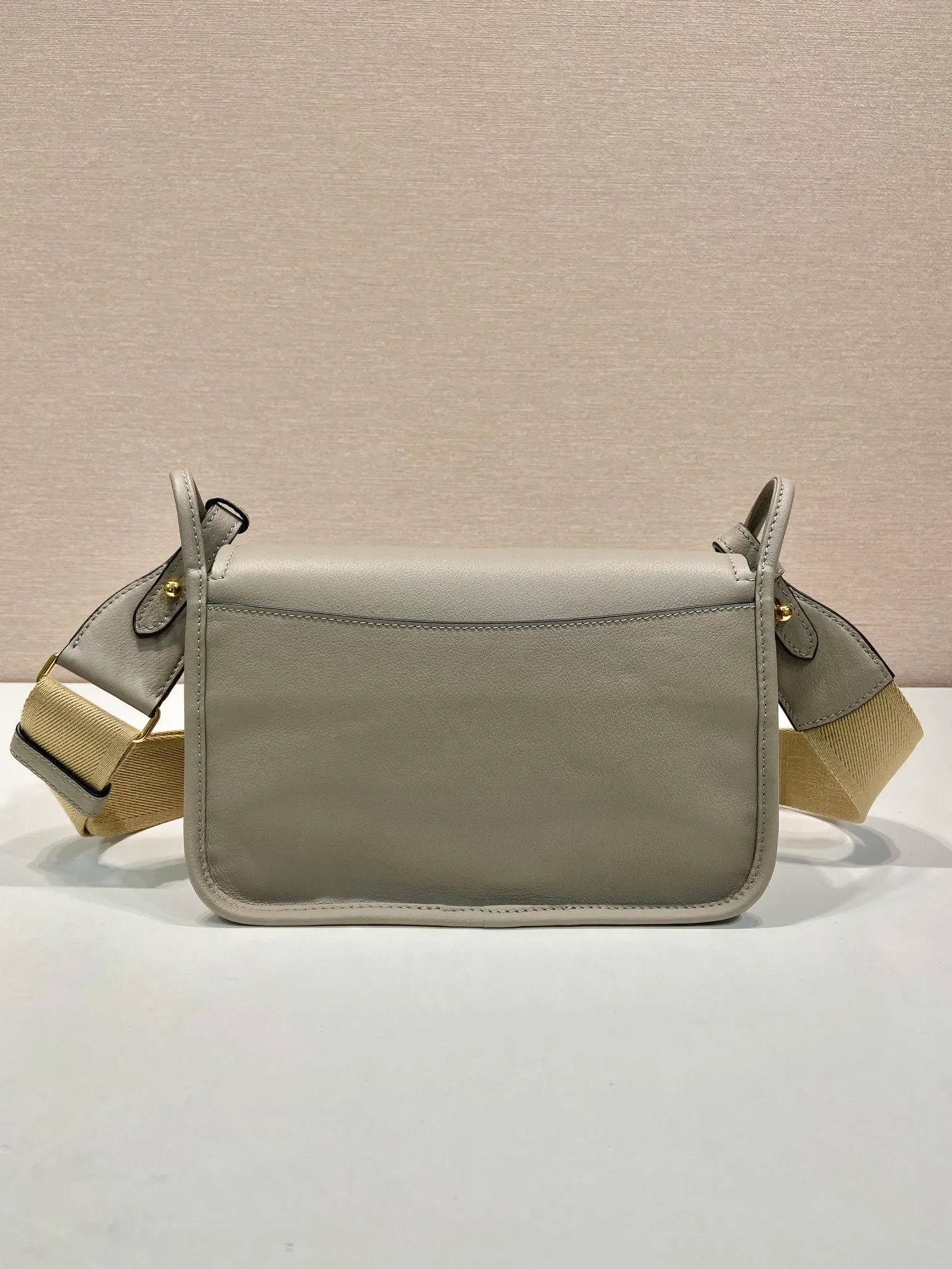 💰1560👏New double shoulder bag👏1BD372🎉 This leather shoulder bag has a simple design, made of imported calfskin, with a metal triangle logo and flip cover design on the front. It is equipped with 2 detachable logo webbing and leather shoulder straps, which can be exchanged at any time for different outfits and occasions😘😘to highlight its modern style. High fashion is the main fashion for daily matching. Hurry up and get it, it’s so beautiful👏👏 Length 23x Height 15x Bottom 8.5cm👏👏👏😘😘😘