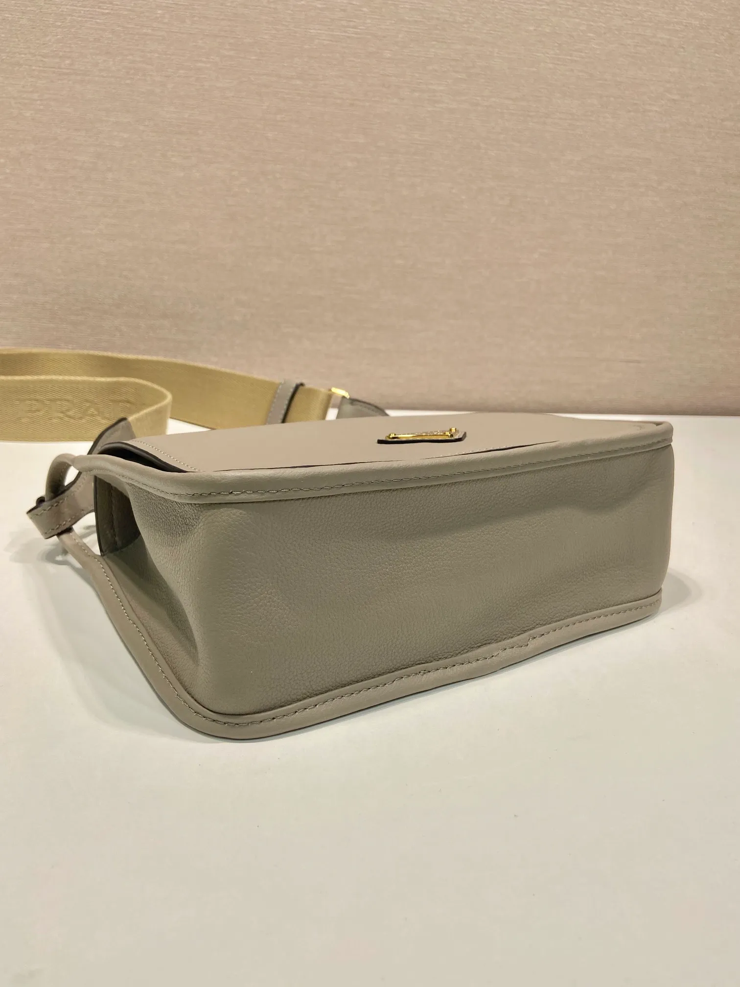 💰1560👏New double shoulder bag👏1BD372🎉 This leather shoulder bag has a simple design, made of imported calfskin, with a metal triangle logo and flip cover design on the front. It is equipped with 2 detachable logo webbing and leather shoulder straps, which can be exchanged at any time for different outfits and occasions😘😘to highlight its modern style. High fashion is the main fashion for daily matching. Hurry up and get it, it’s so beautiful👏👏 Length 23x Height 15x Bottom 8.5cm👏👏👏😘😘😘
