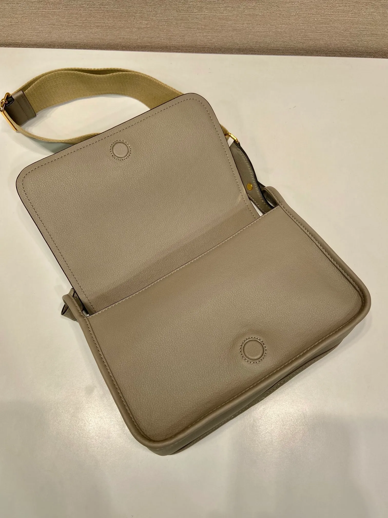 💰1560👏New double shoulder bag👏1BD372🎉 This leather shoulder bag has a simple design, made of imported calfskin, with a metal triangle logo and flip cover design on the front. It is equipped with 2 detachable logo webbing and leather shoulder straps, which can be exchanged at any time for different outfits and occasions😘😘to highlight its modern style. High fashion is the main fashion for daily matching. Hurry up and get it, it’s so beautiful👏👏 Length 23x Height 15x Bottom 8.5cm👏👏👏😘😘😘